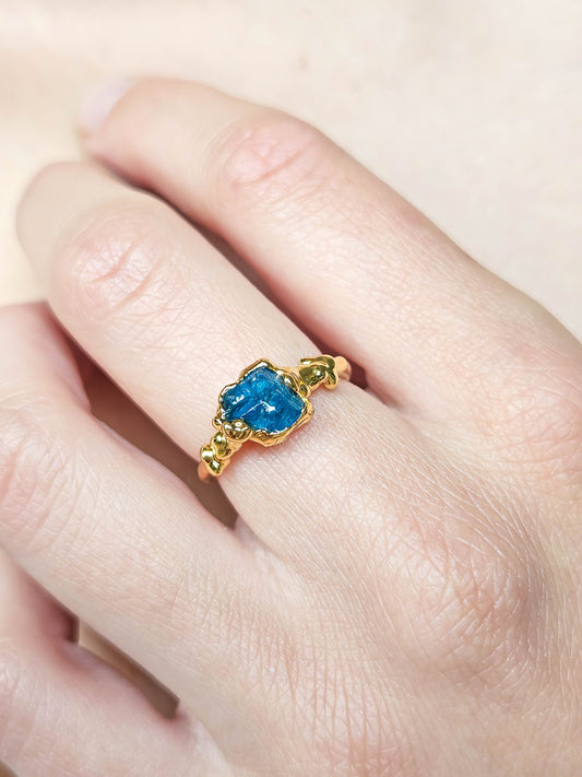 Bague avec pierre naturelle d'Apatite en or
