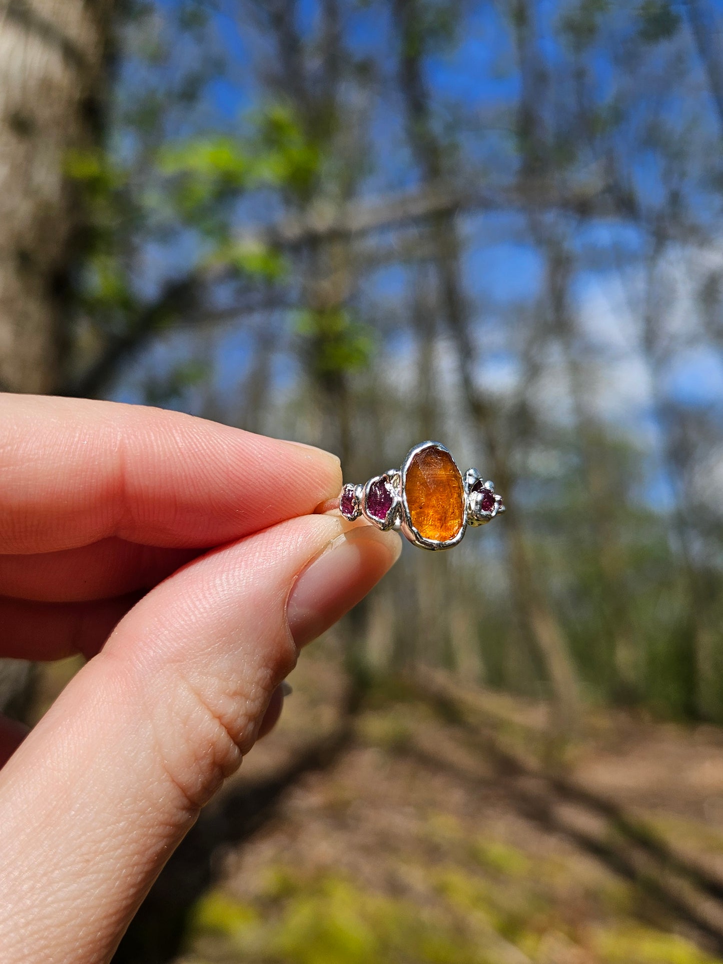 Bague Kyanite et pépites de rubis, argenté