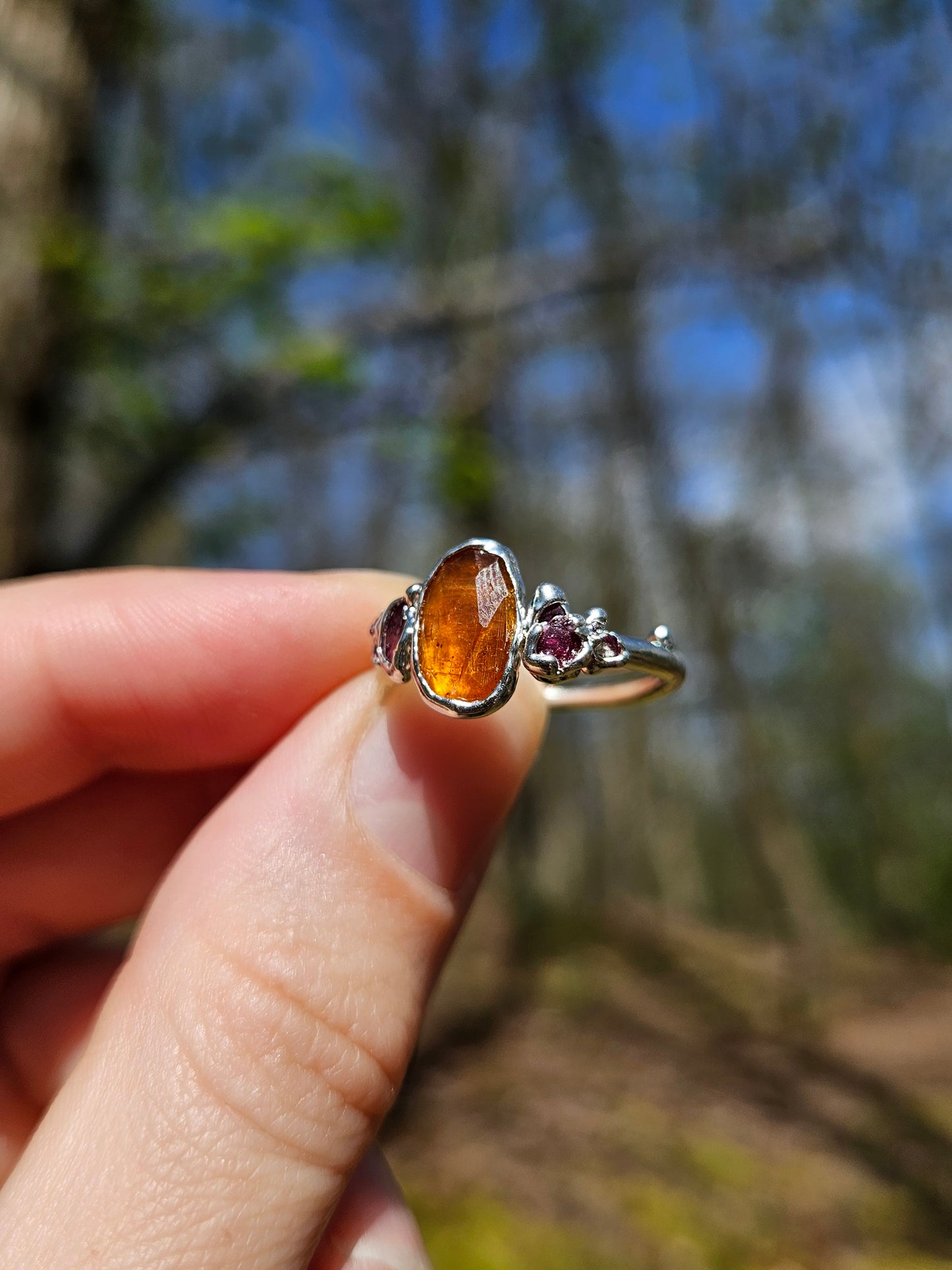 Bague Kyanite et pépites de rubis, argenté