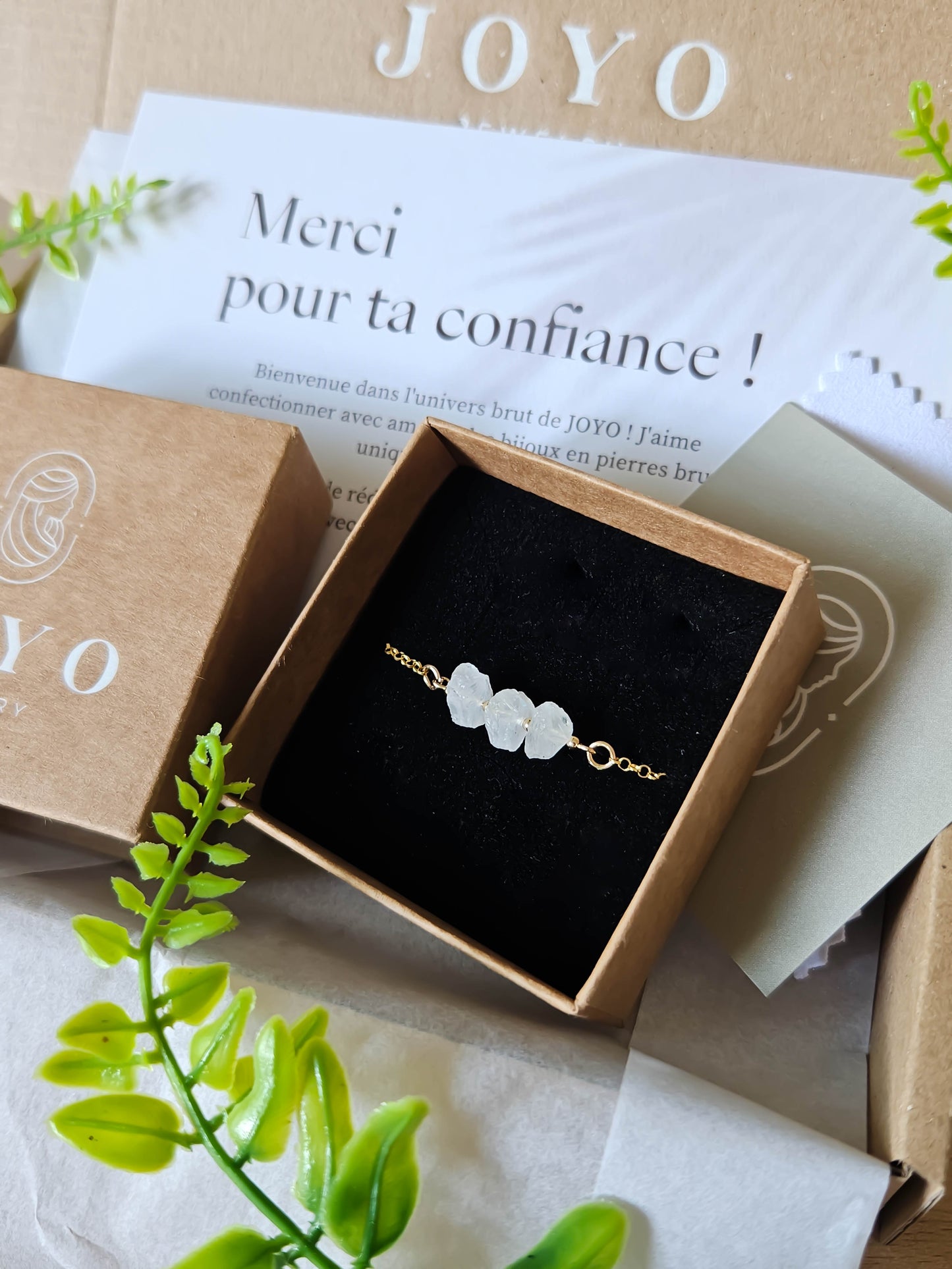 Bracelet fin en pierres brutes personnalisables – cadeau idéal
