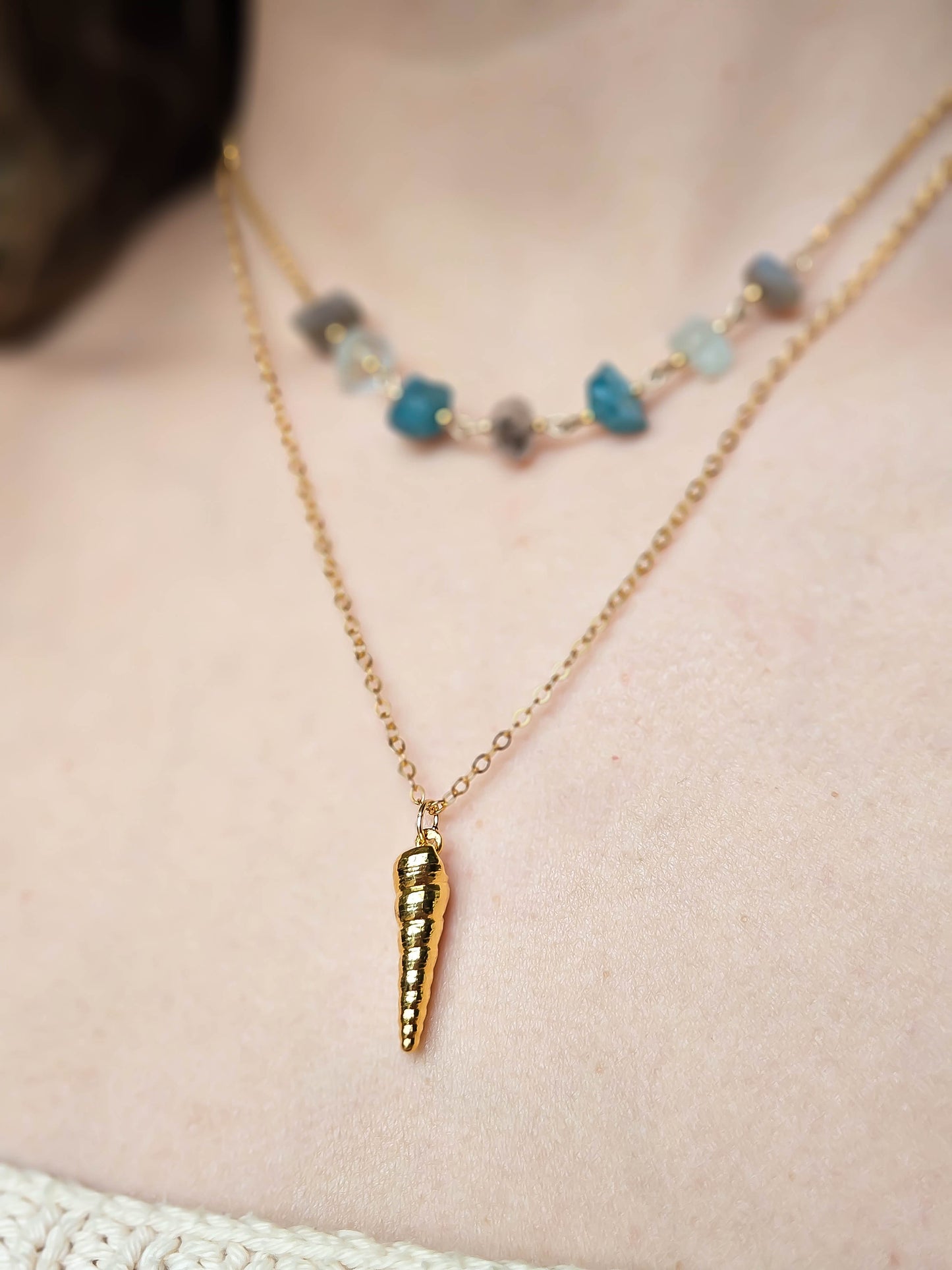 Petits coquillages dorés