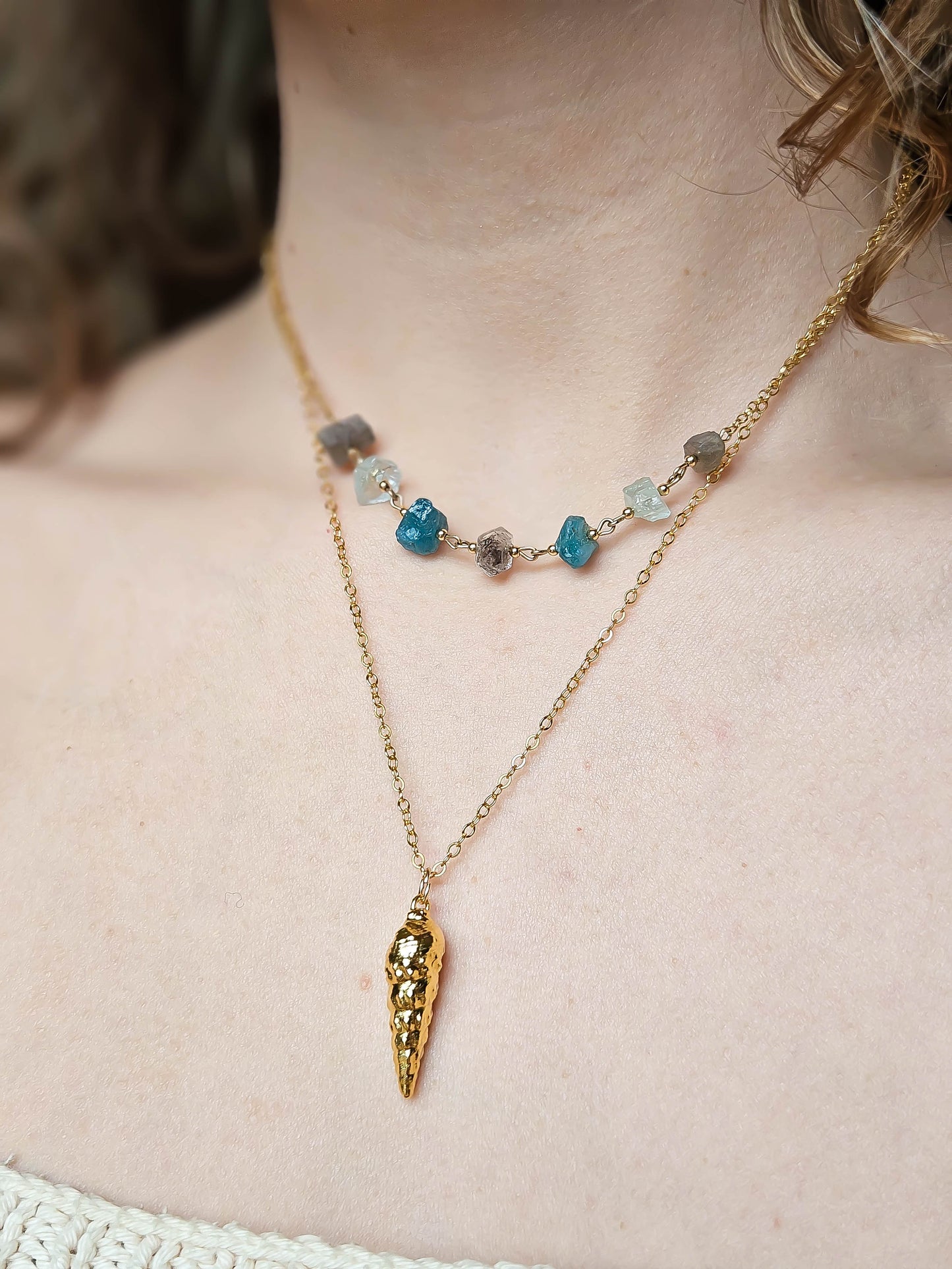 Petits coquillages dorés