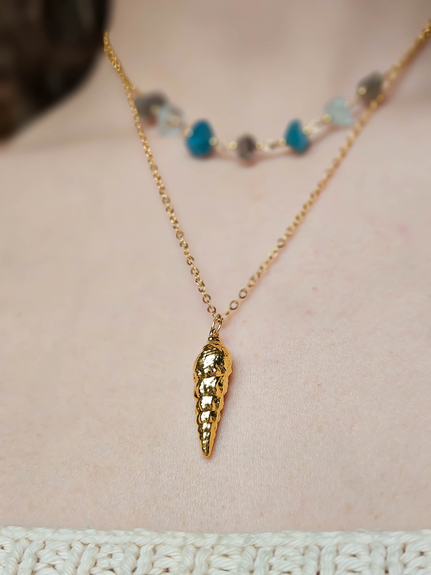 Petits coquillages dorés