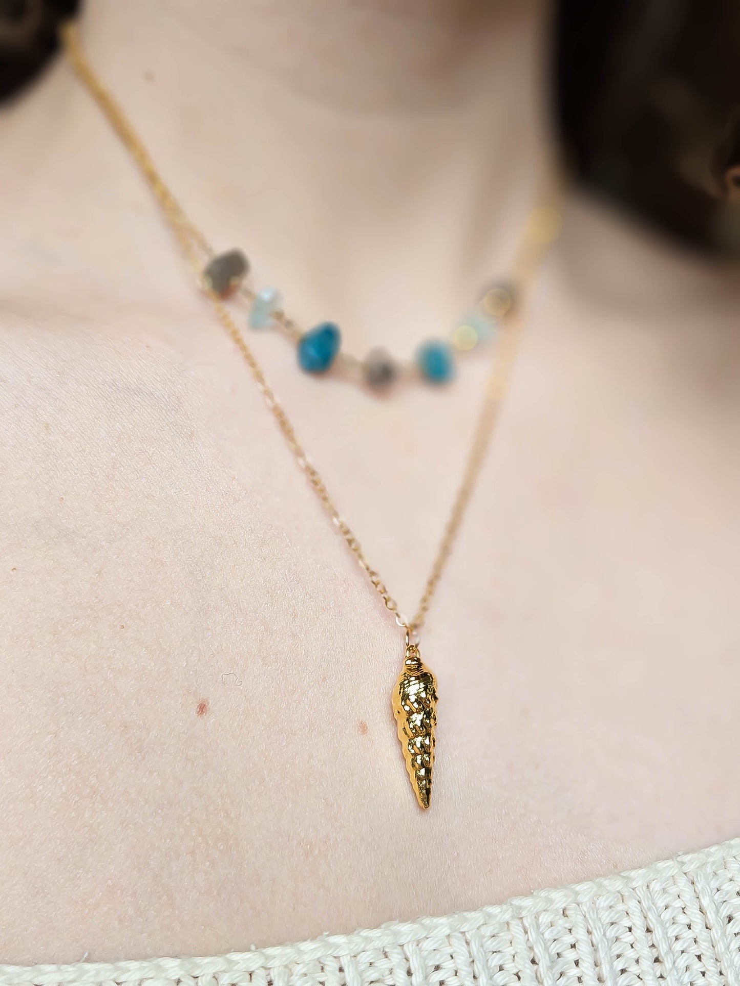 Petits coquillages dorés