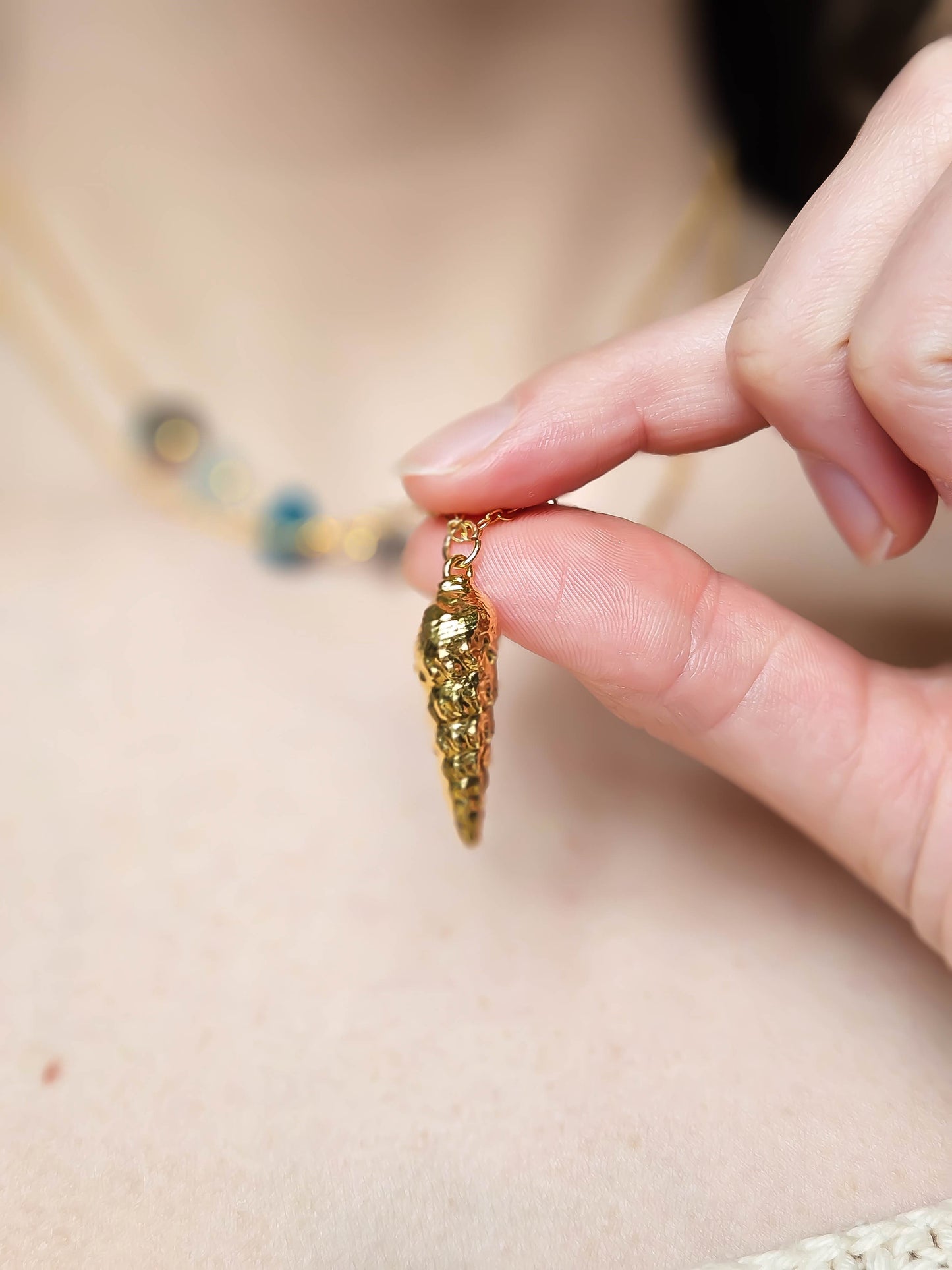 Petits coquillages dorés