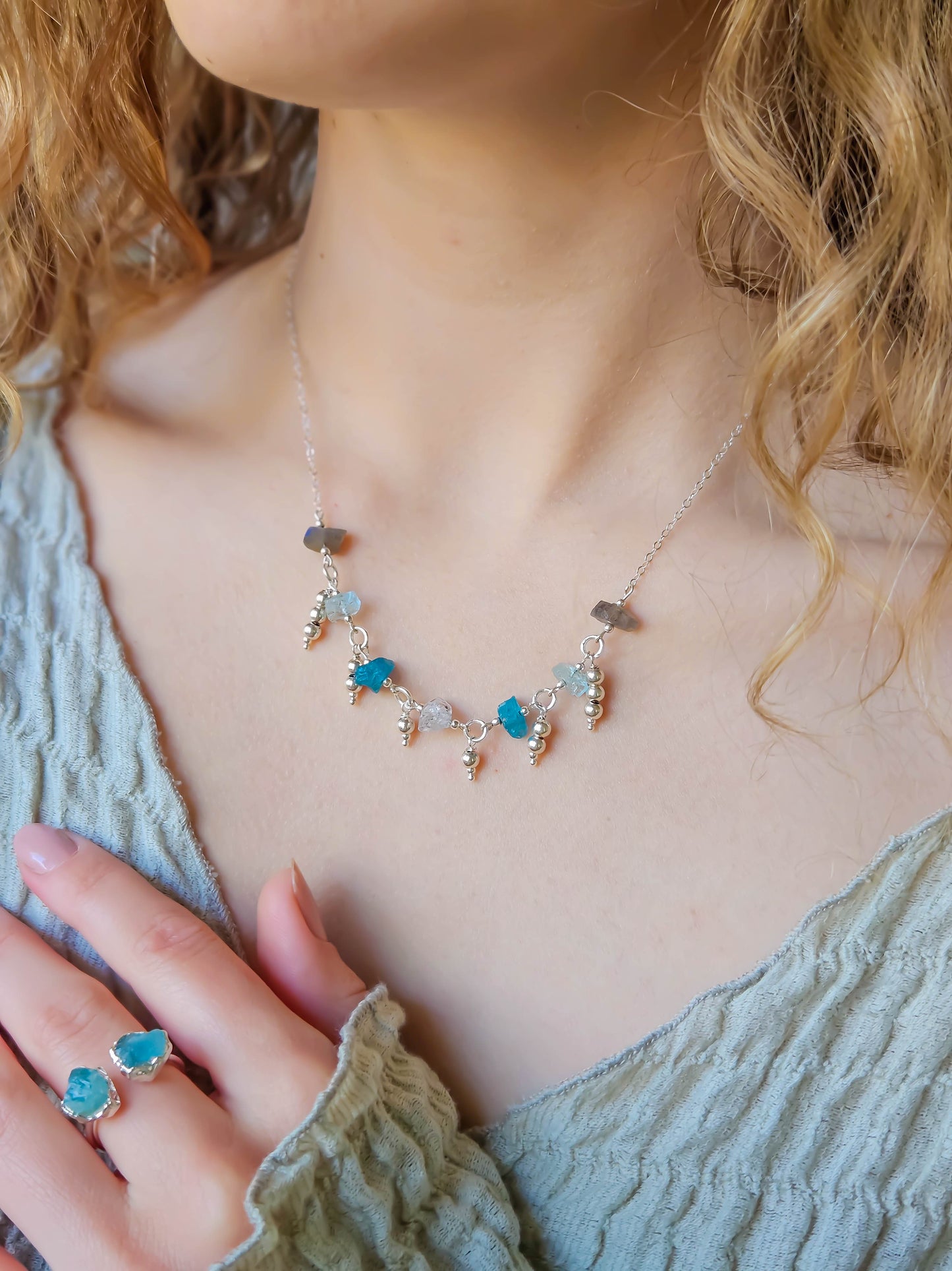 Zoom sur les détails du collier Cascade Joyo Jewelry