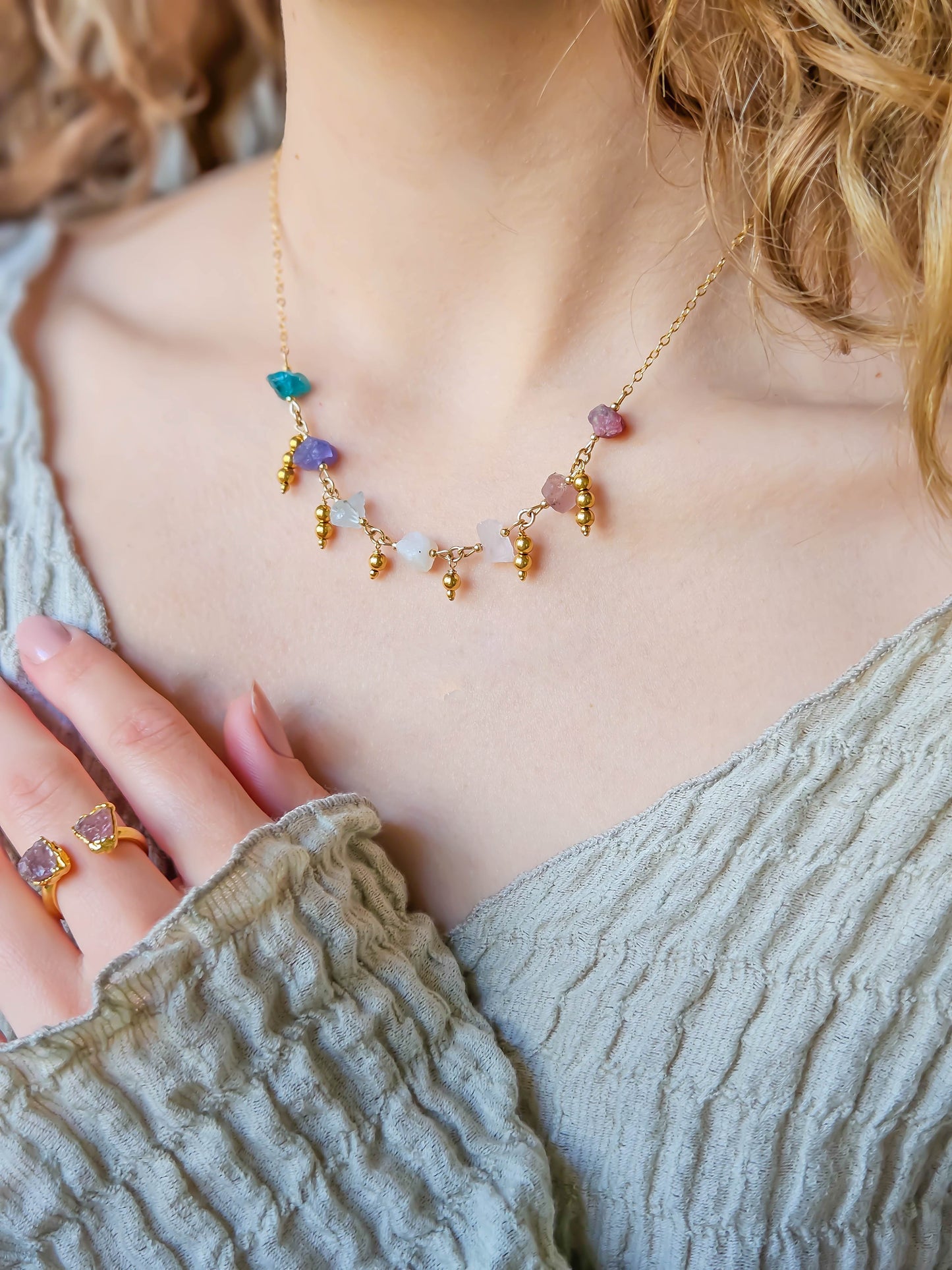 Bijou fait main – collier chute de pierres Joyo