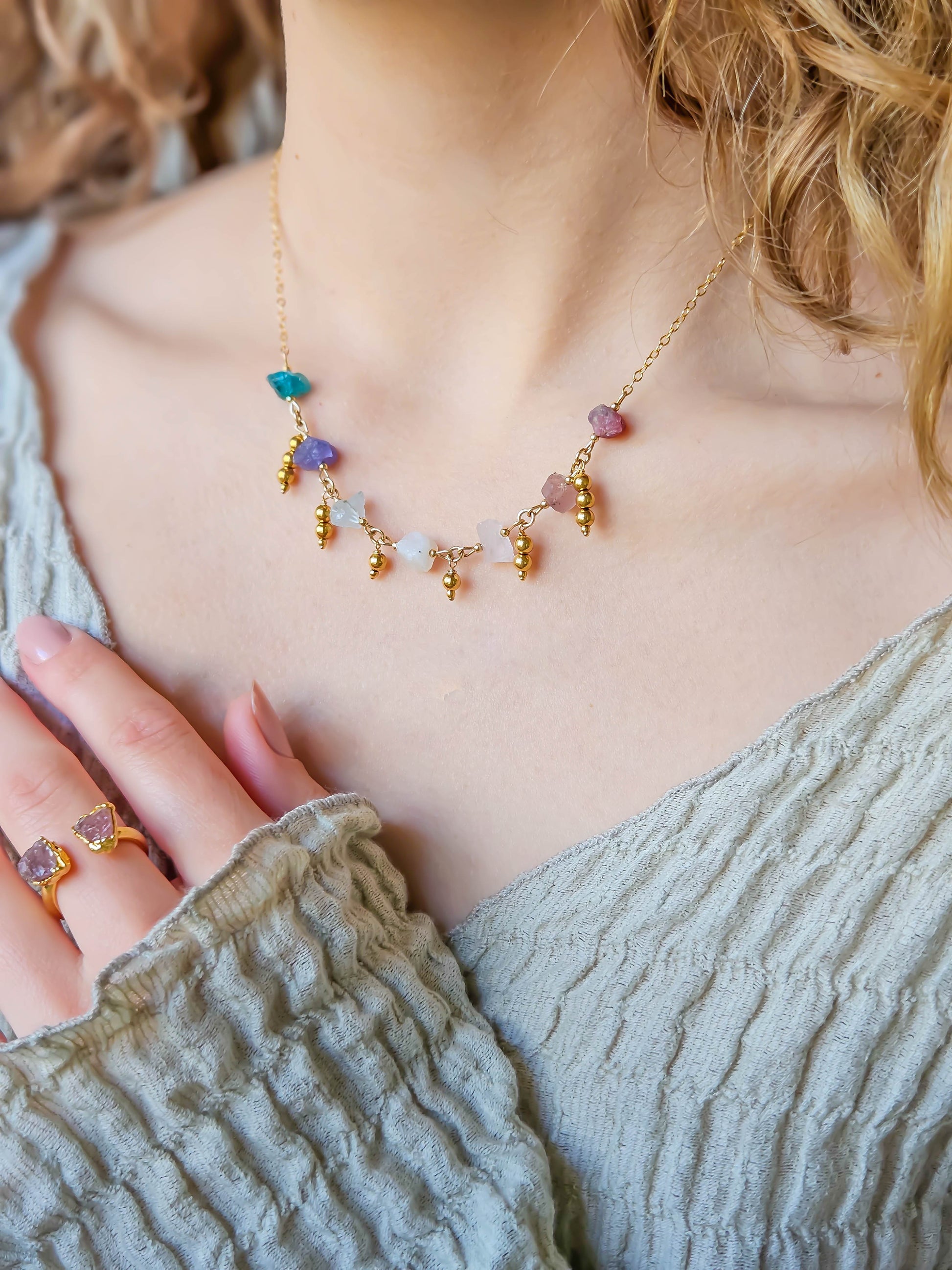 Bijou fait main – collier chute de pierres Joyo