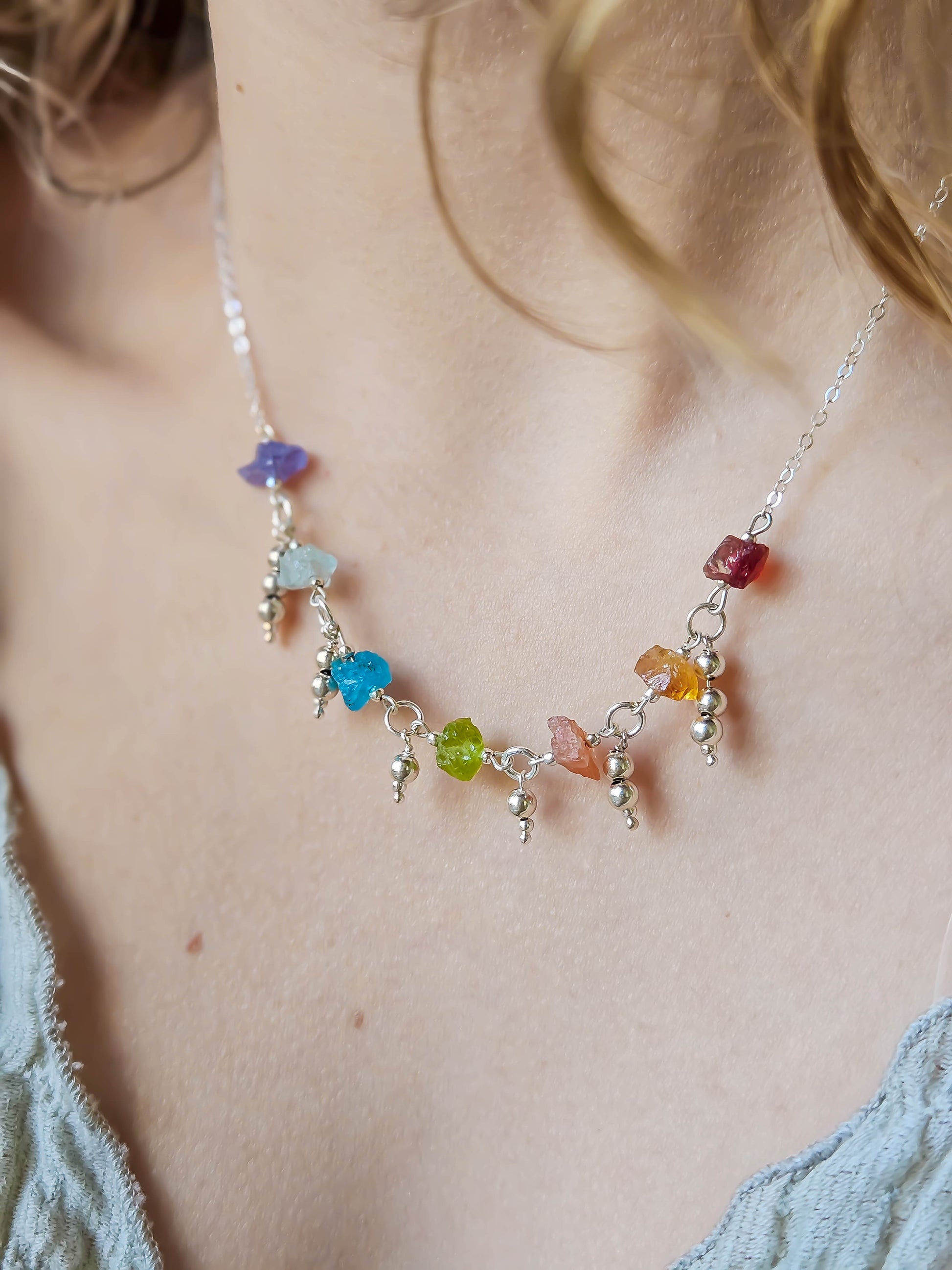 Collier artisanal en argent orné de pierres fines