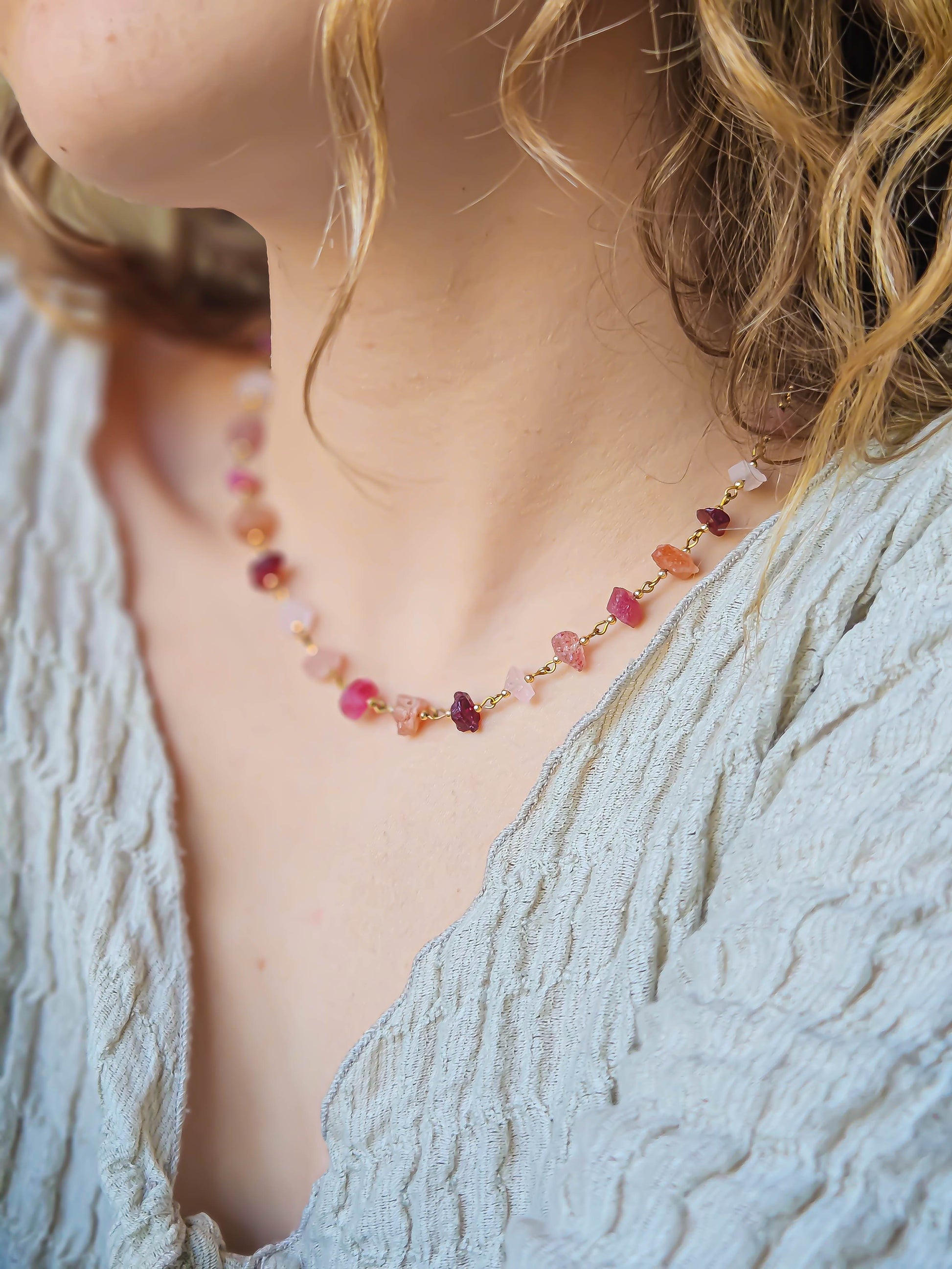 Ras-du-cou en or avec 30 perles en pierres naturelles brutes