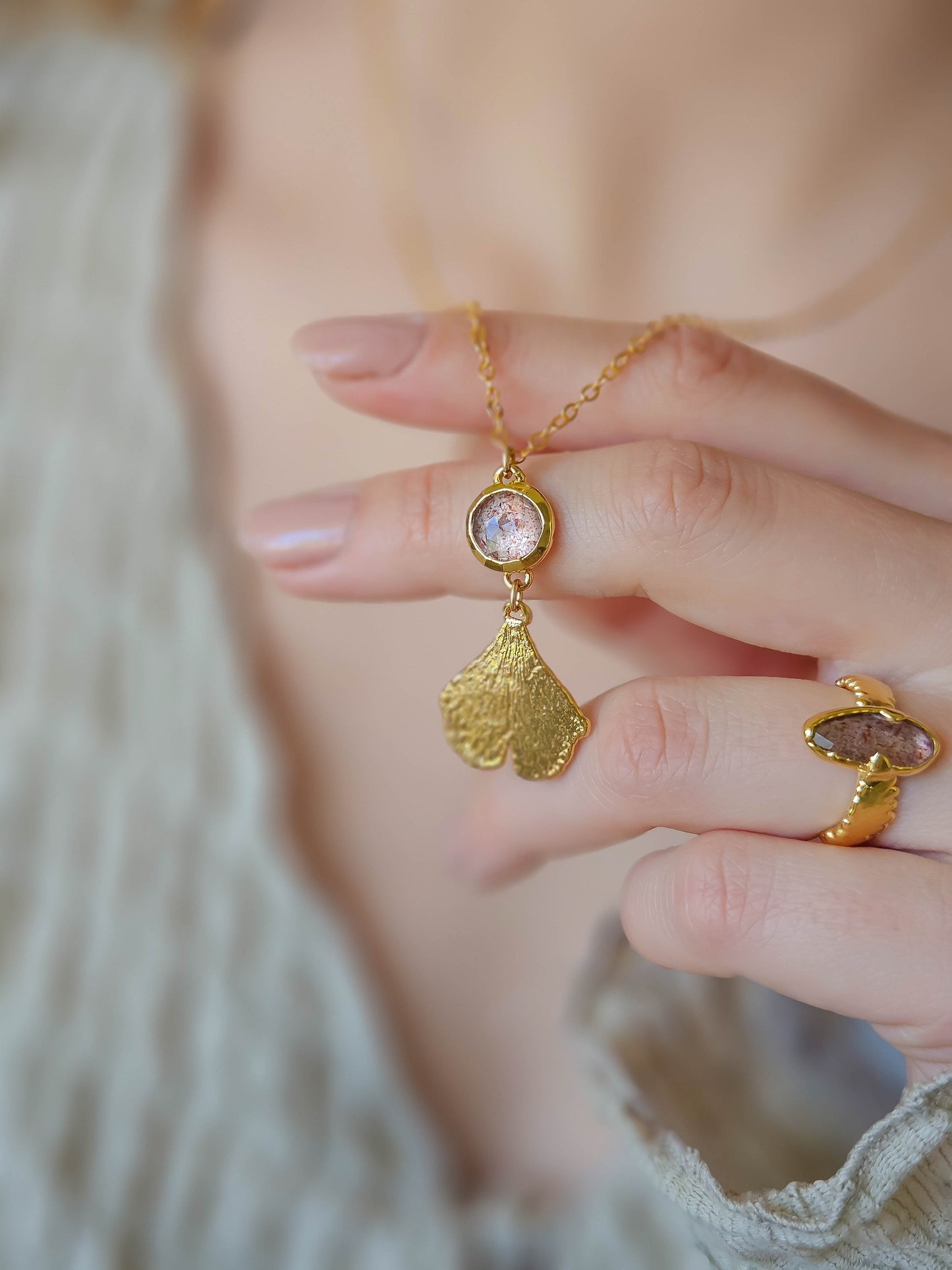 Collier Ginkgo et Quartz fraise, doré