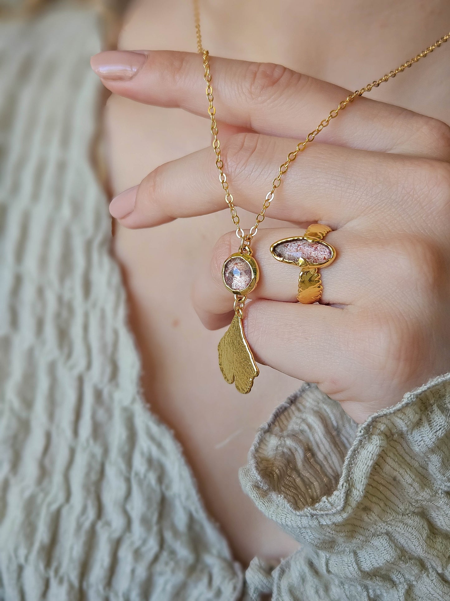 Collier Ginkgo et Quartz fraise, doré