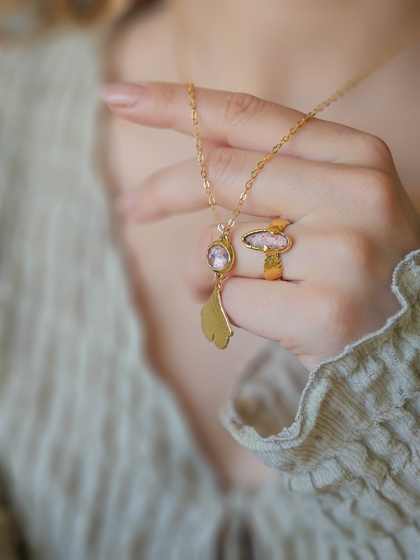 Collier Ginkgo et Quartz fraise, doré