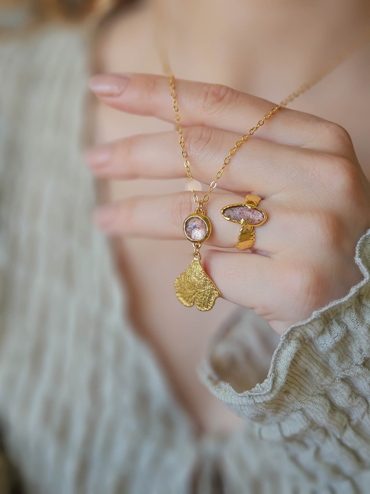 Collier Ginkgo et Quartz fraise, doré