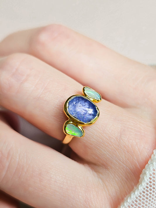 Bague Tanzanite et Opales, doré