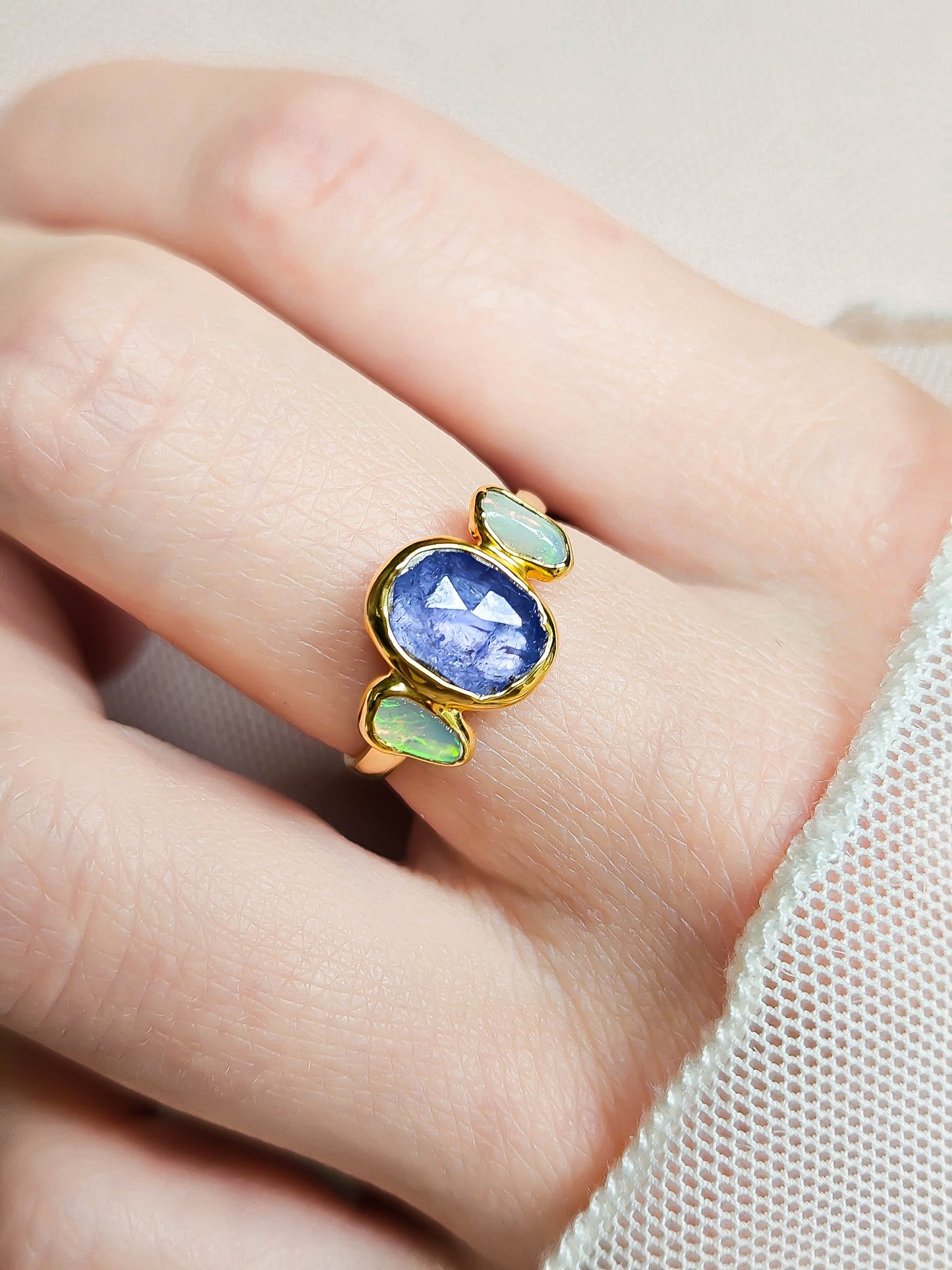 Bague Tanzanite et Opales, doré