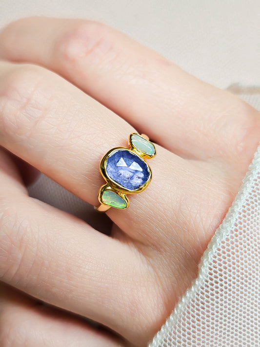 Bague Tanzanite et Opales, doré