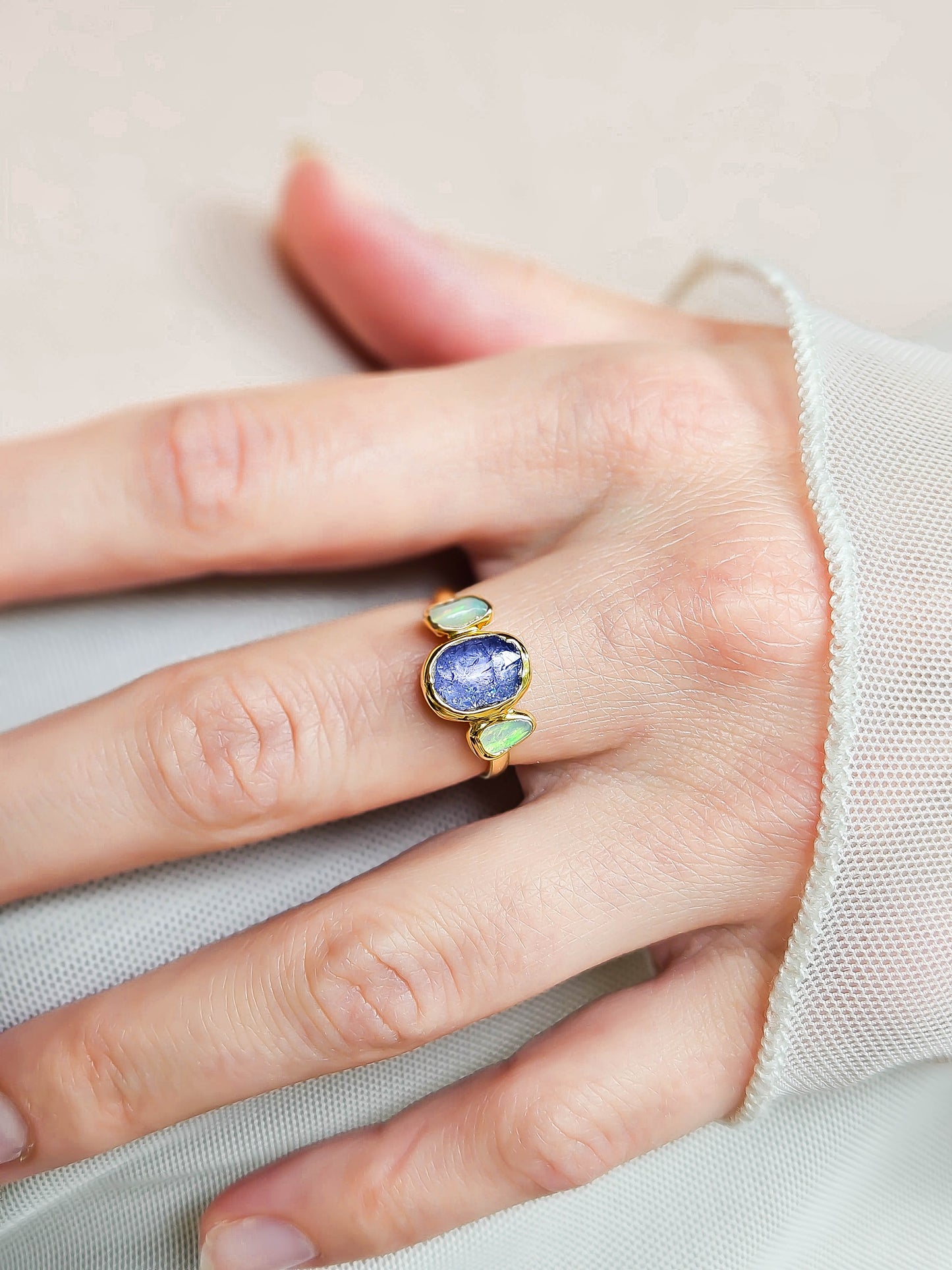 Bague Tanzanite et Opales, doré