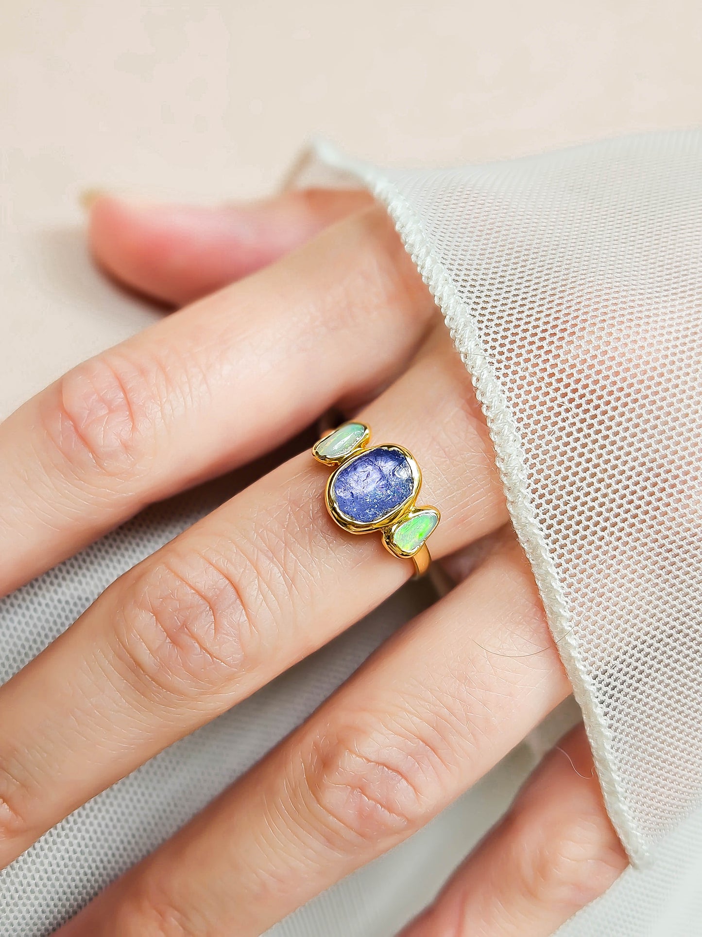 Bague Tanzanite et Opales, doré