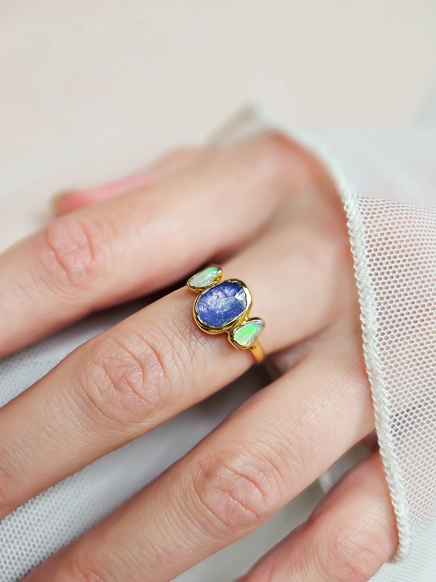 Bague Tanzanite et Opales, doré