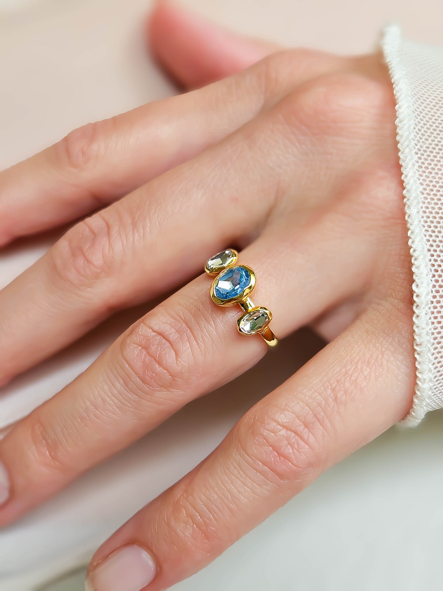 Bague cristal bleu, doré