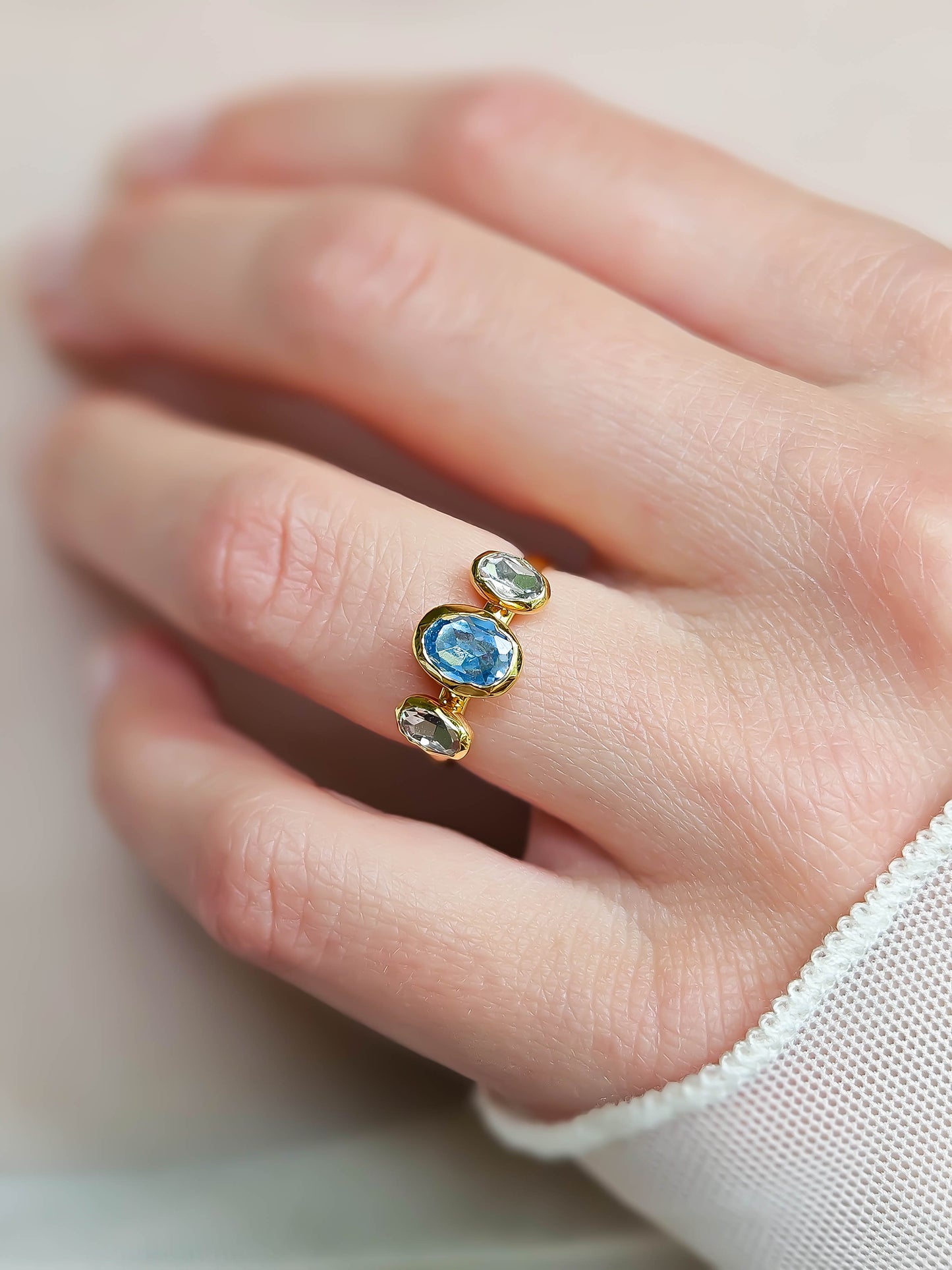 Bague cristal bleu, doré