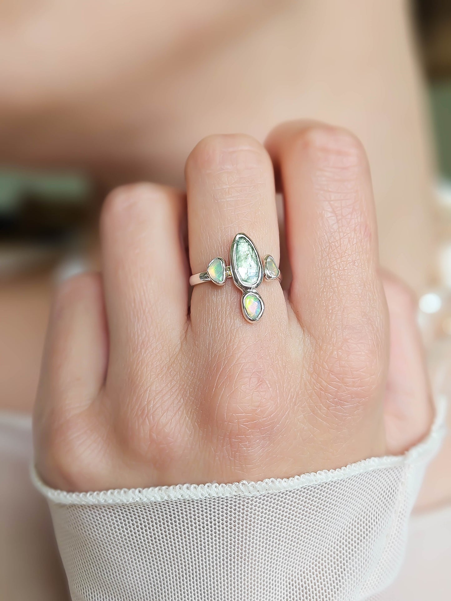 Bague Kyanite verte, 3 opales, argent