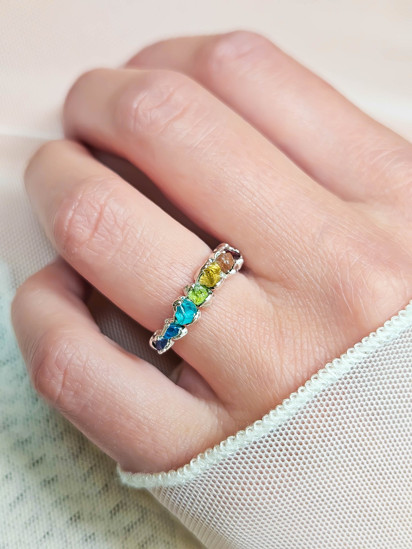 Bijou unique : bague en métal fin ornée de 7 pierres naturelles non taillées, création sur mesure