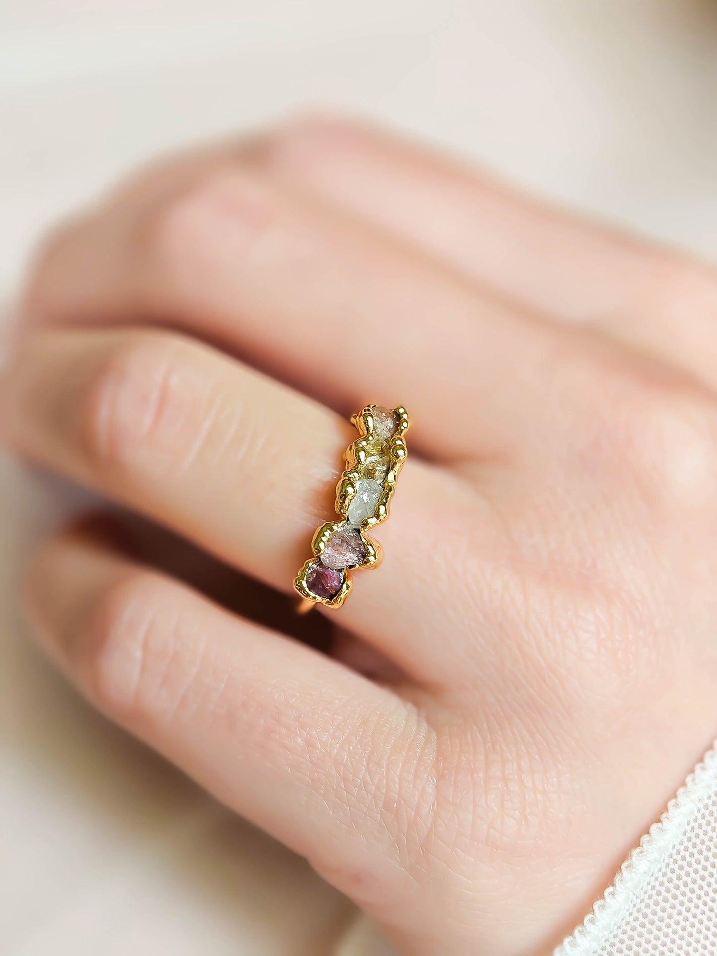 Vue rapprochée d’une bague Saisons, alliance de 5 pierres naturelles pour un bijou poétique et symbolique