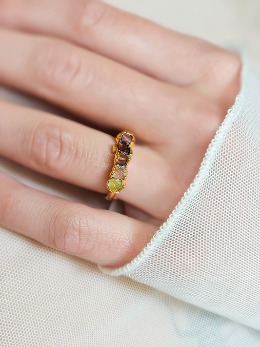 Bague artisanale JOYO aux 5 pierres brutes, inspirée des couleurs et énergies des saisons