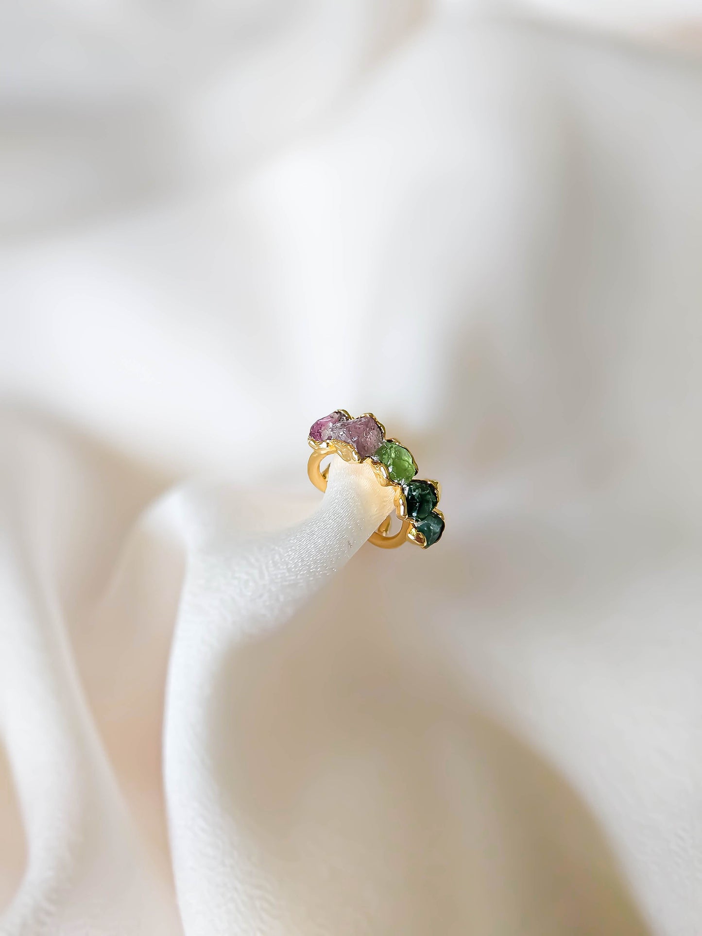 Zoom sur l’earcuff Saisons personnalisable avec pierre naturelle, création JOYO délicate et minérale