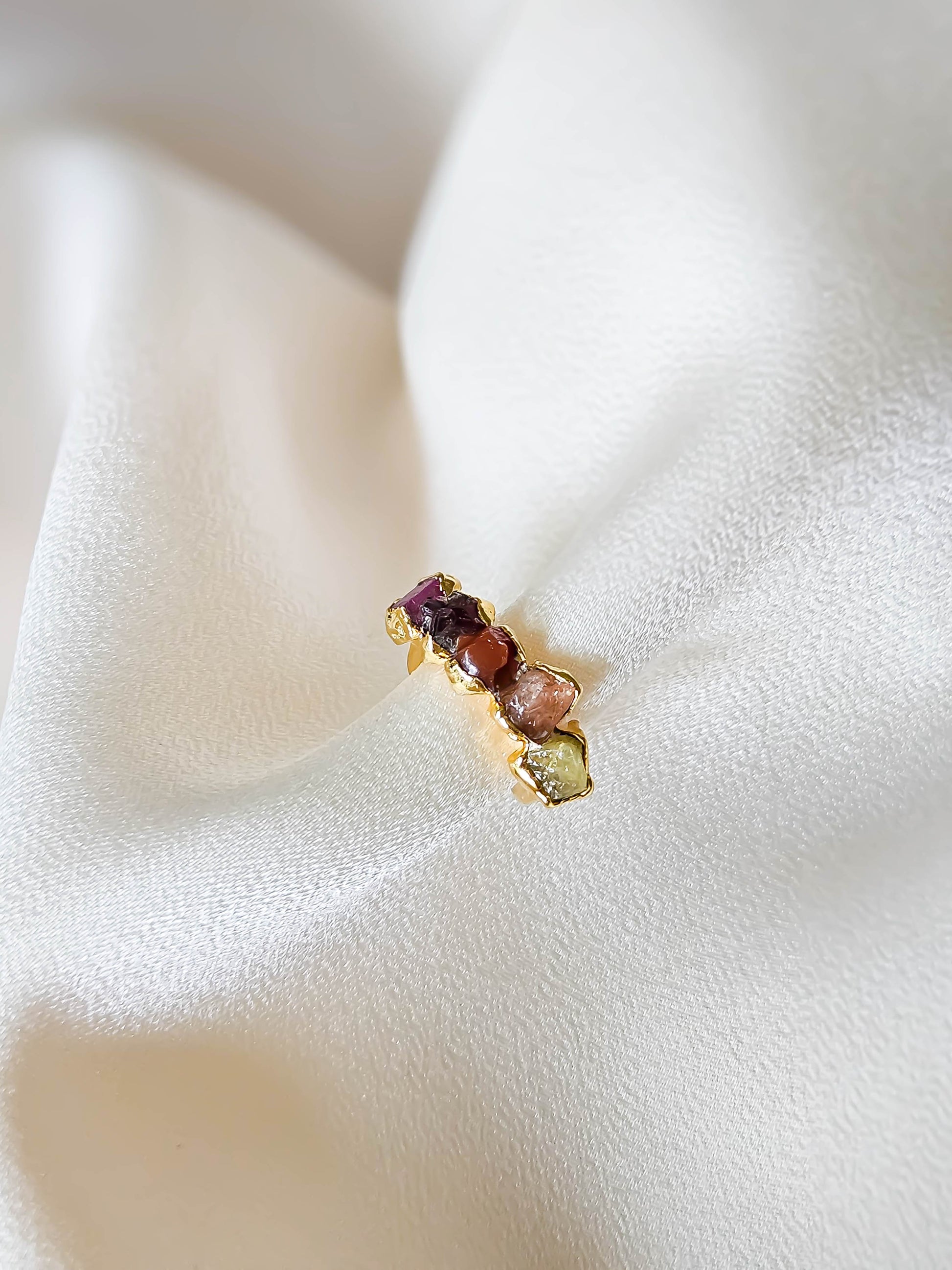 Earcuff ajustable Saisons avec une pierre brute issue d’une sélection de 18 pierres naturelles