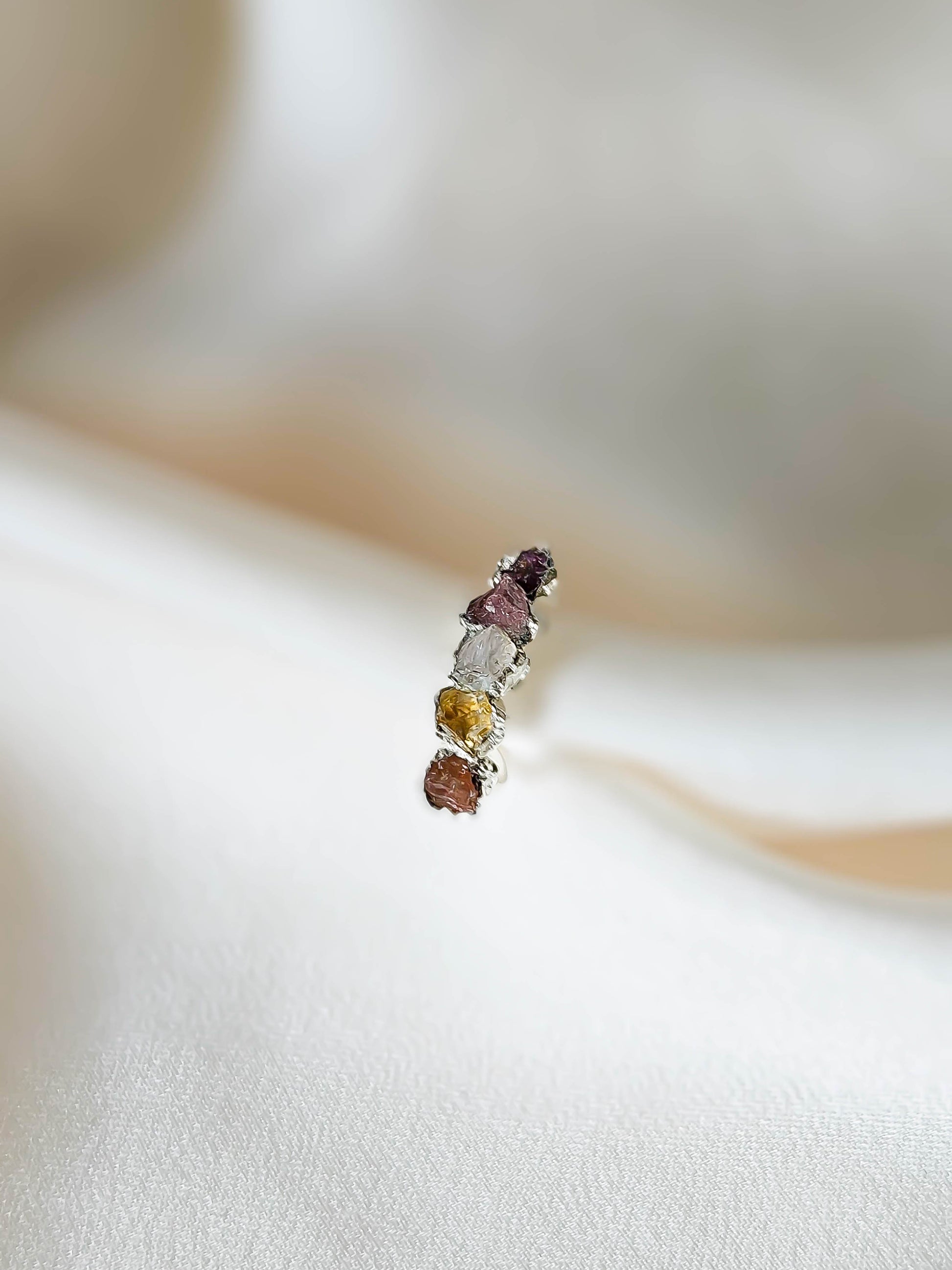 Earcuff Saisons en métal martelé avec pierre brute naturelle, à personnaliser parmi 18 gemm