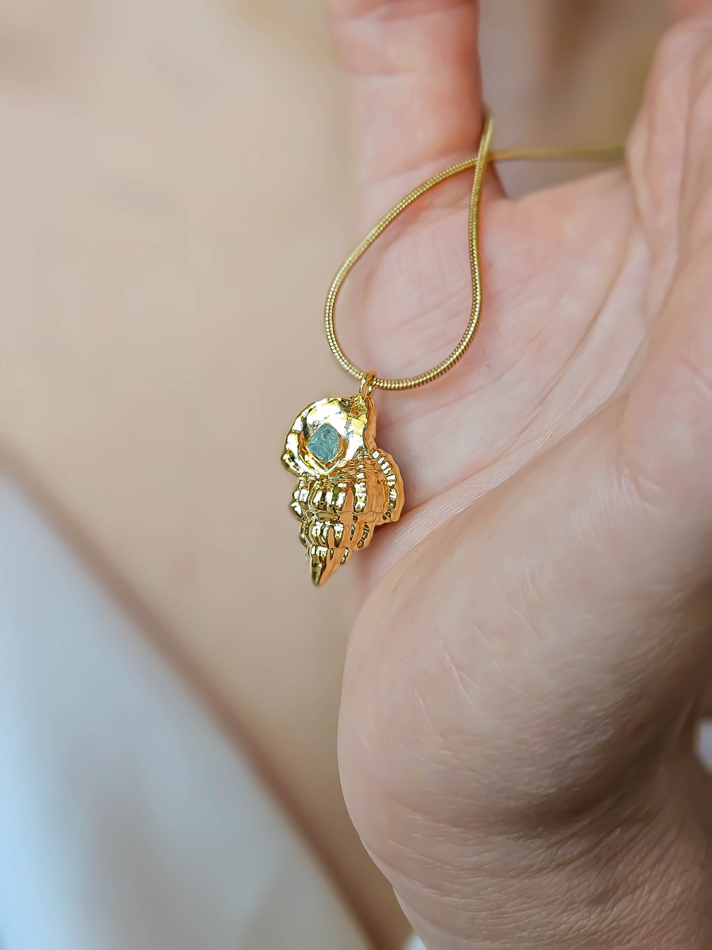 Collier coquillage, doré