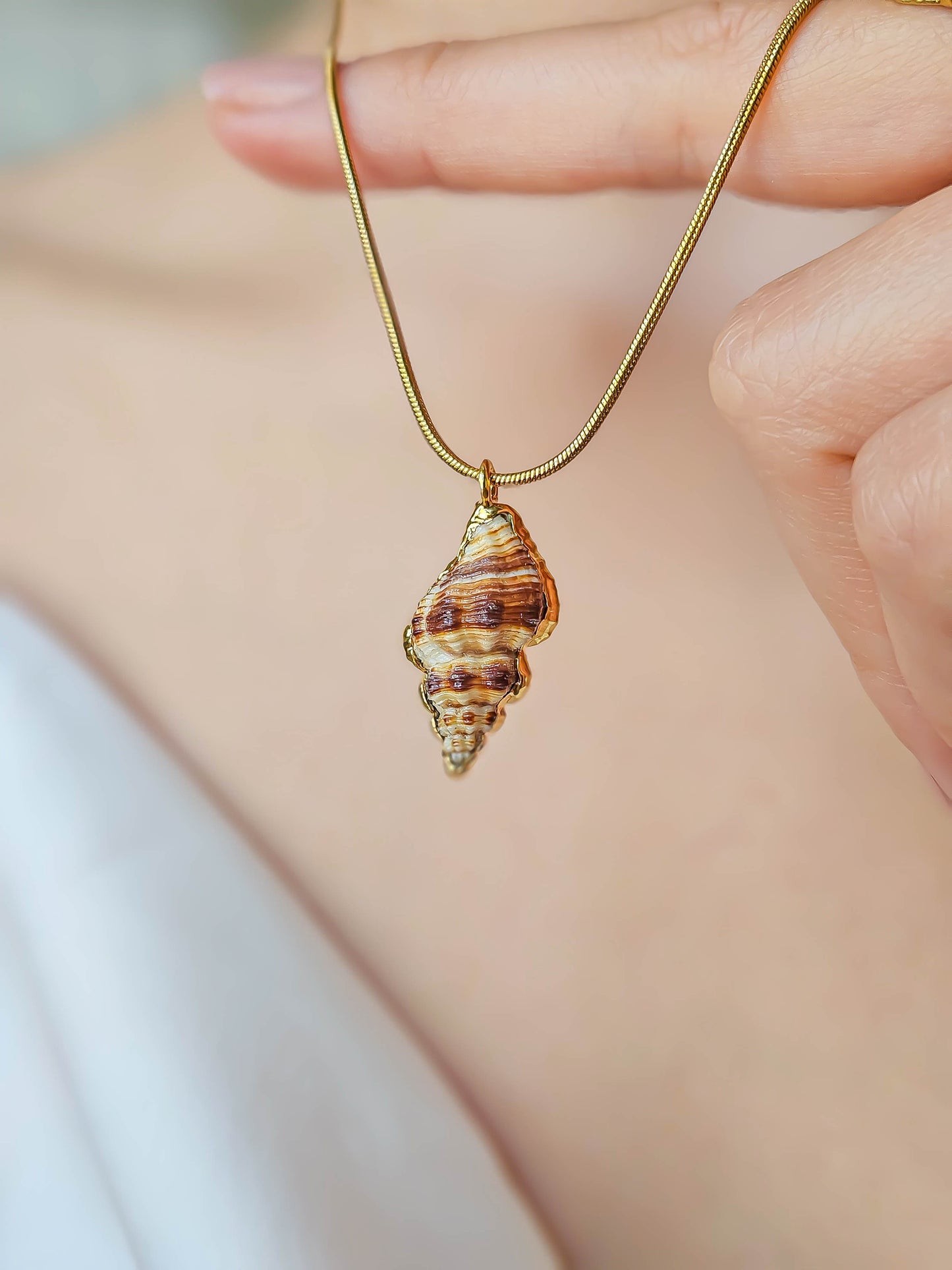 Collier coquillage, doré