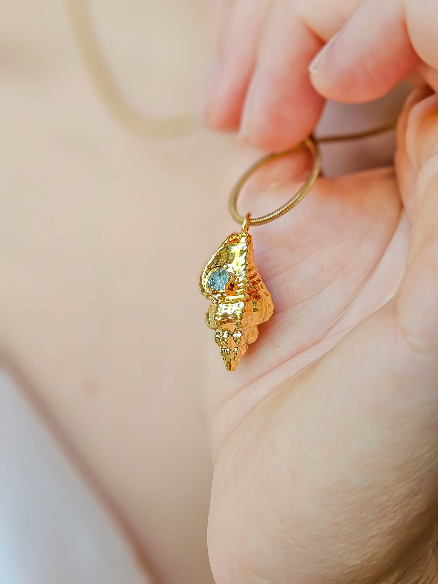 Collier coquillage, doré