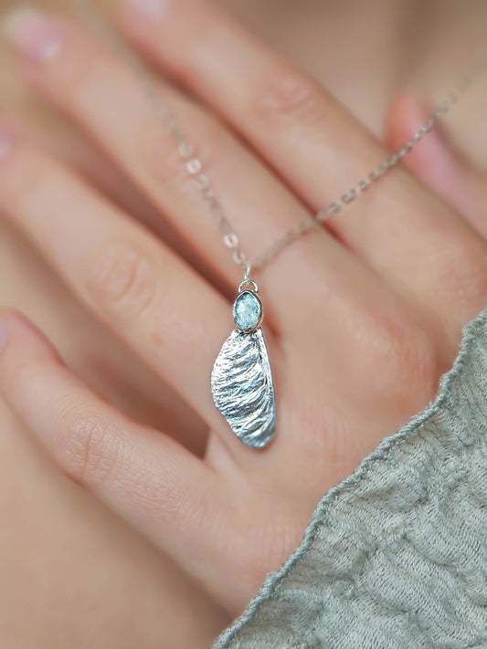 Collier samare argenté, tourmaline bleue