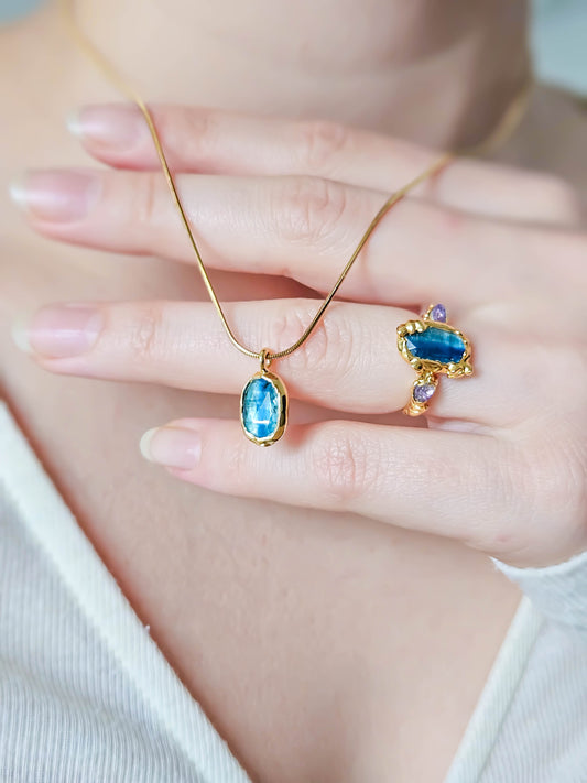 Collier en Kyanite bleue , doré