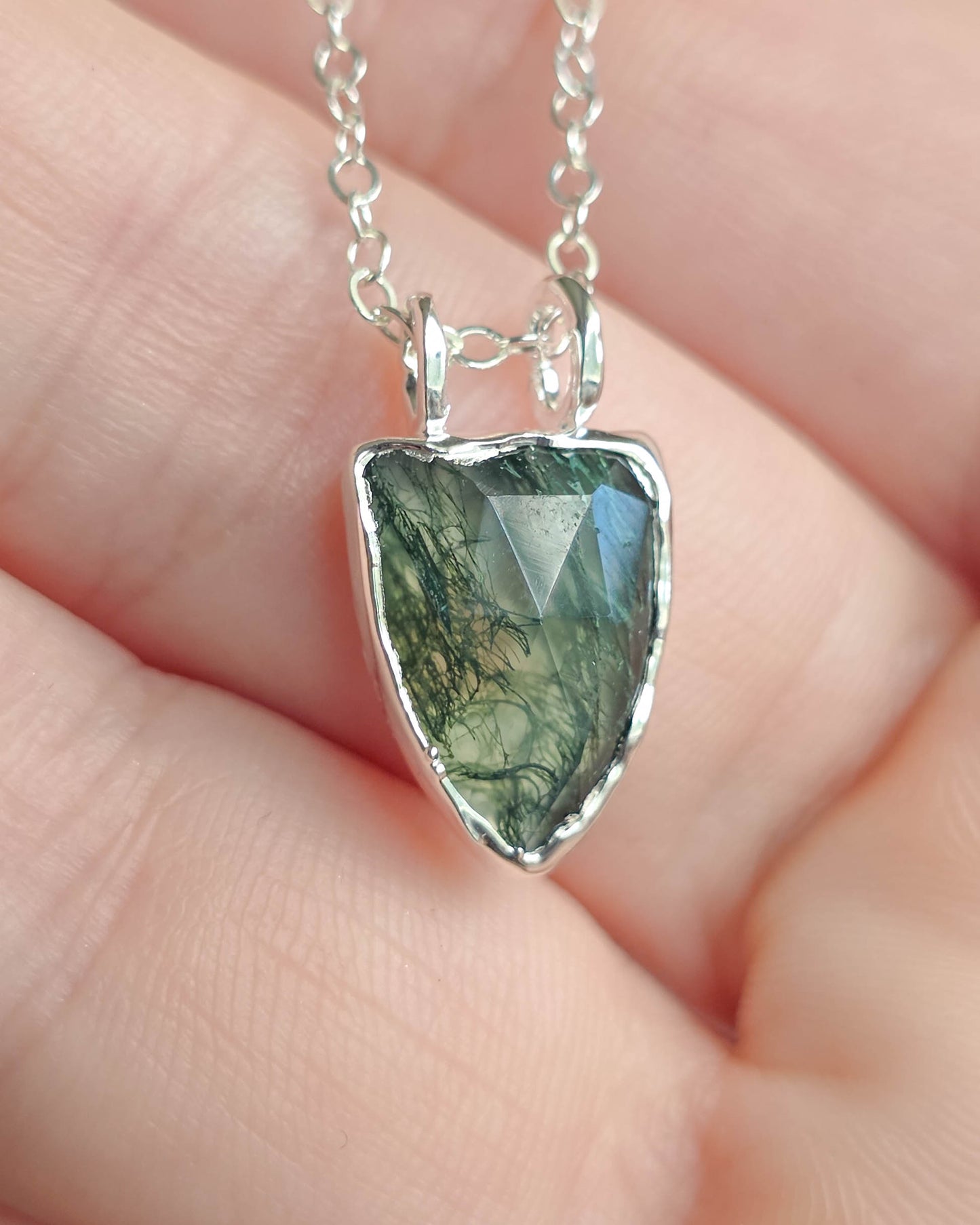 Collier Agate mousse, Bouclier