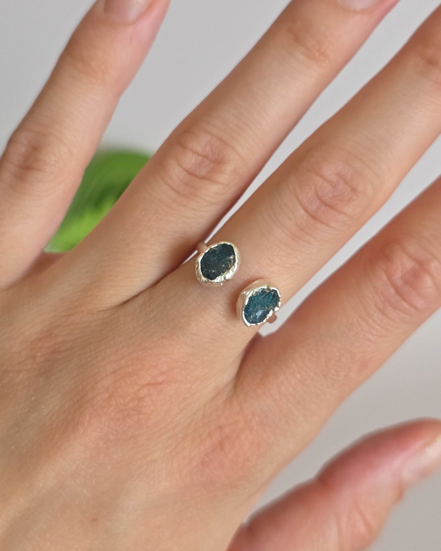 Bague Apatite foncée, réglable T54-55