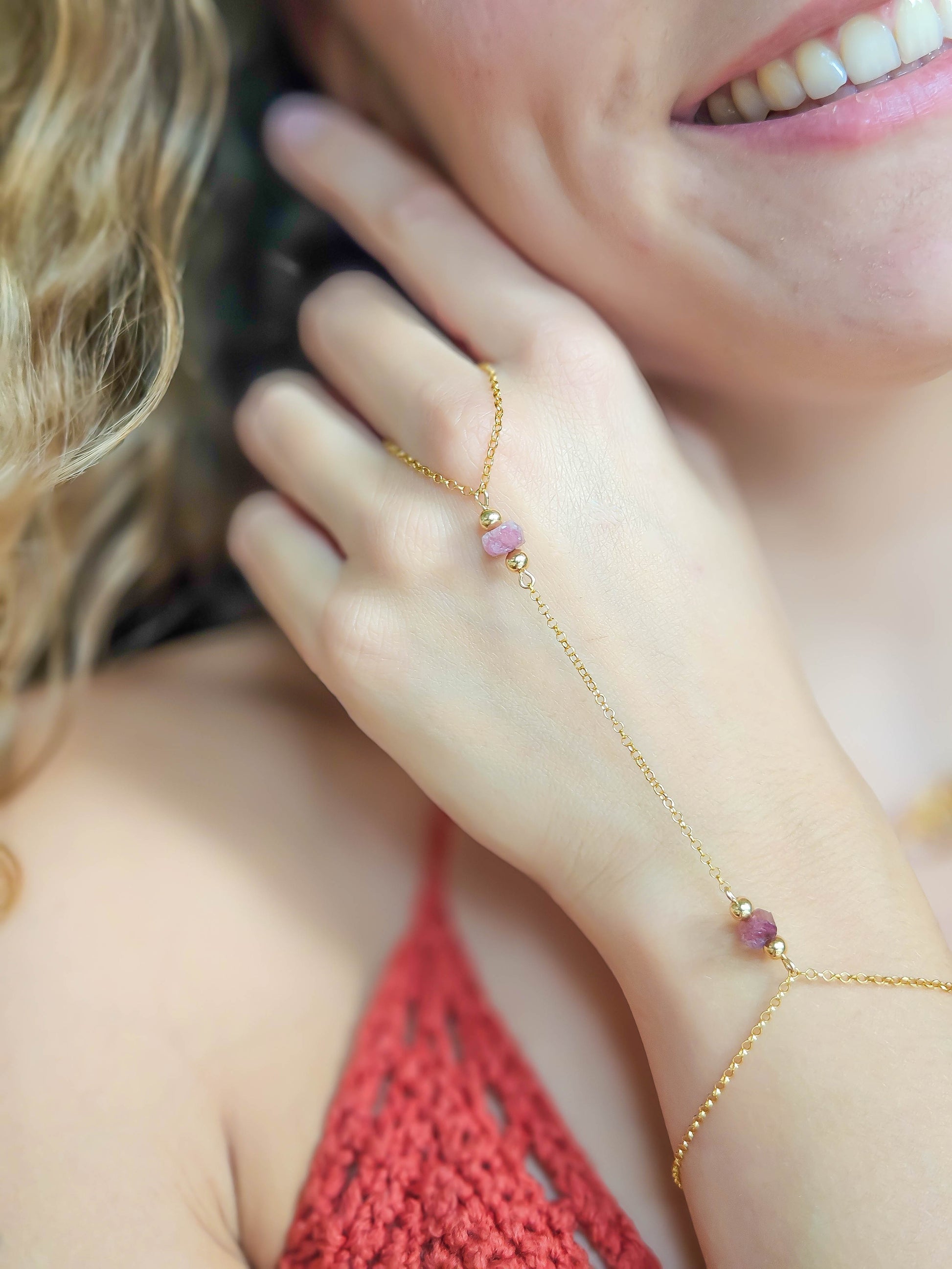 Détail du bijou de main fait main – Joyo Jewelry