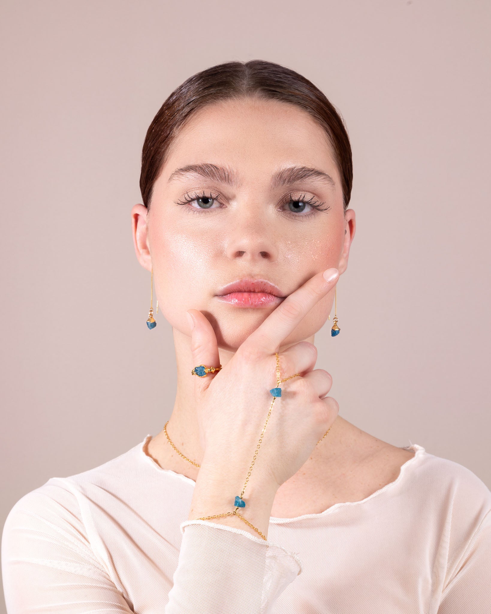 Bijou de main personnalisé avec pierres naturelles – finition or