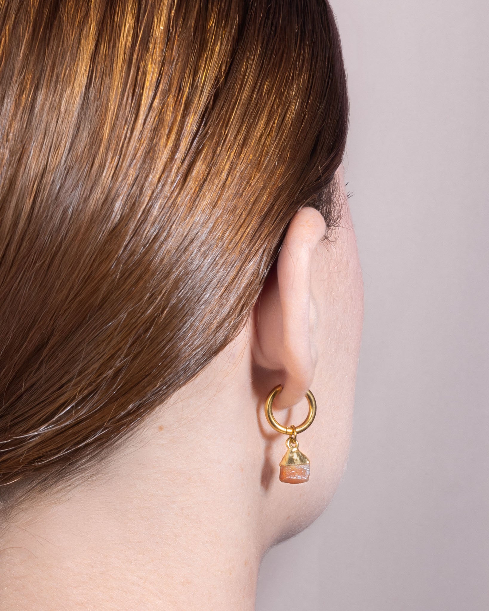 Boucles d’oreilles en or avec pierres brutes artisanales – modèle Mini Créole