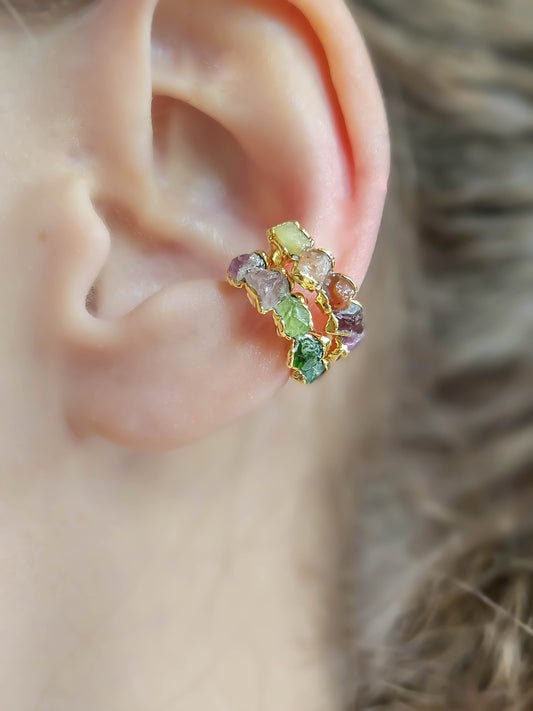 Earcuff artisanal avec finition dorée ou argentée, serti d’une pierre brute au choix