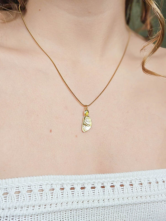 Collier samare doré, tourmaline verte olive