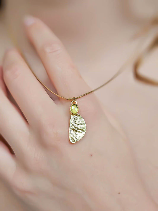 Collier samare doré, tourmaline verte olive