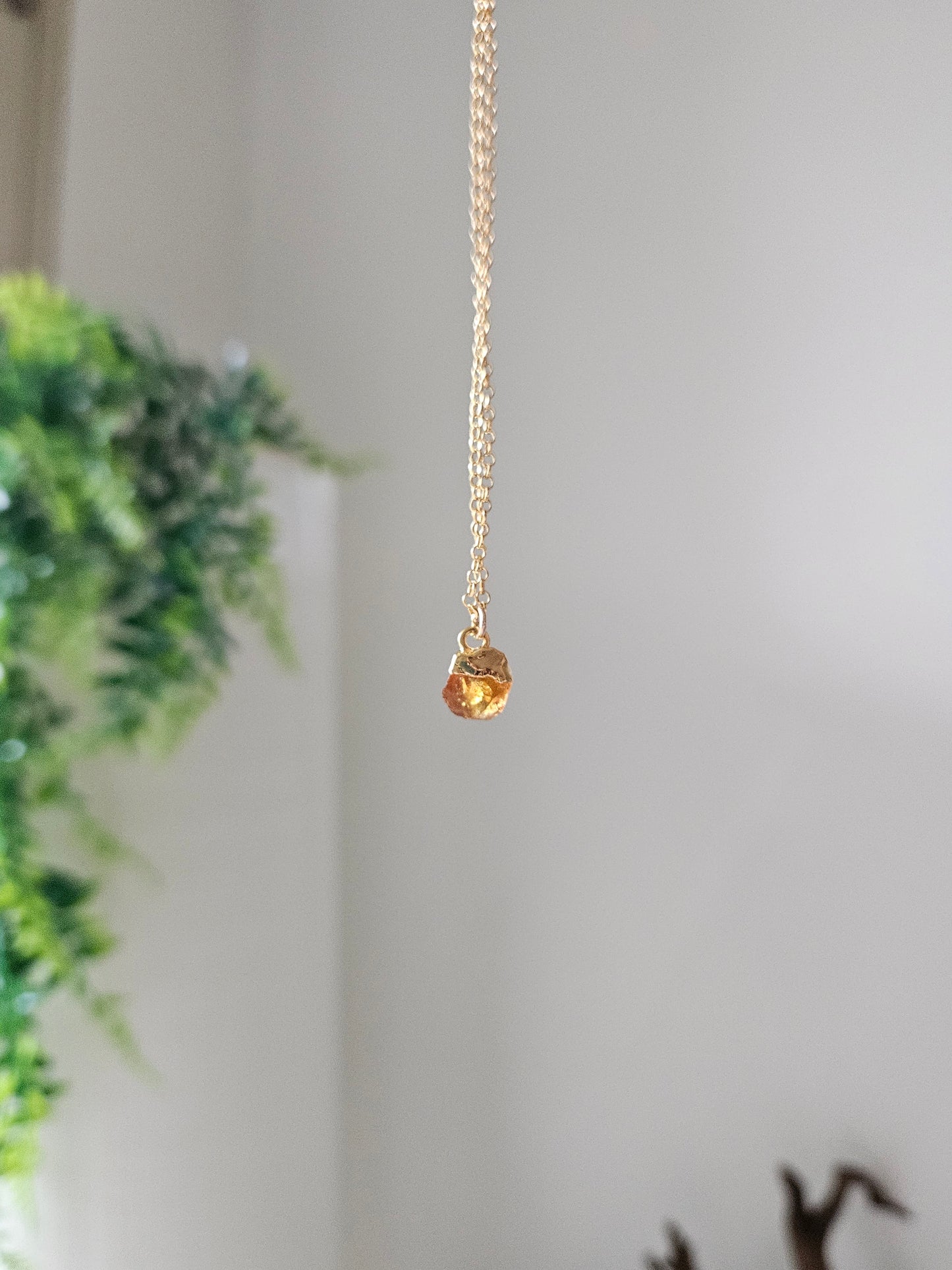 Pendentif minimaliste en pierre naturelle – idée cadeau Noël