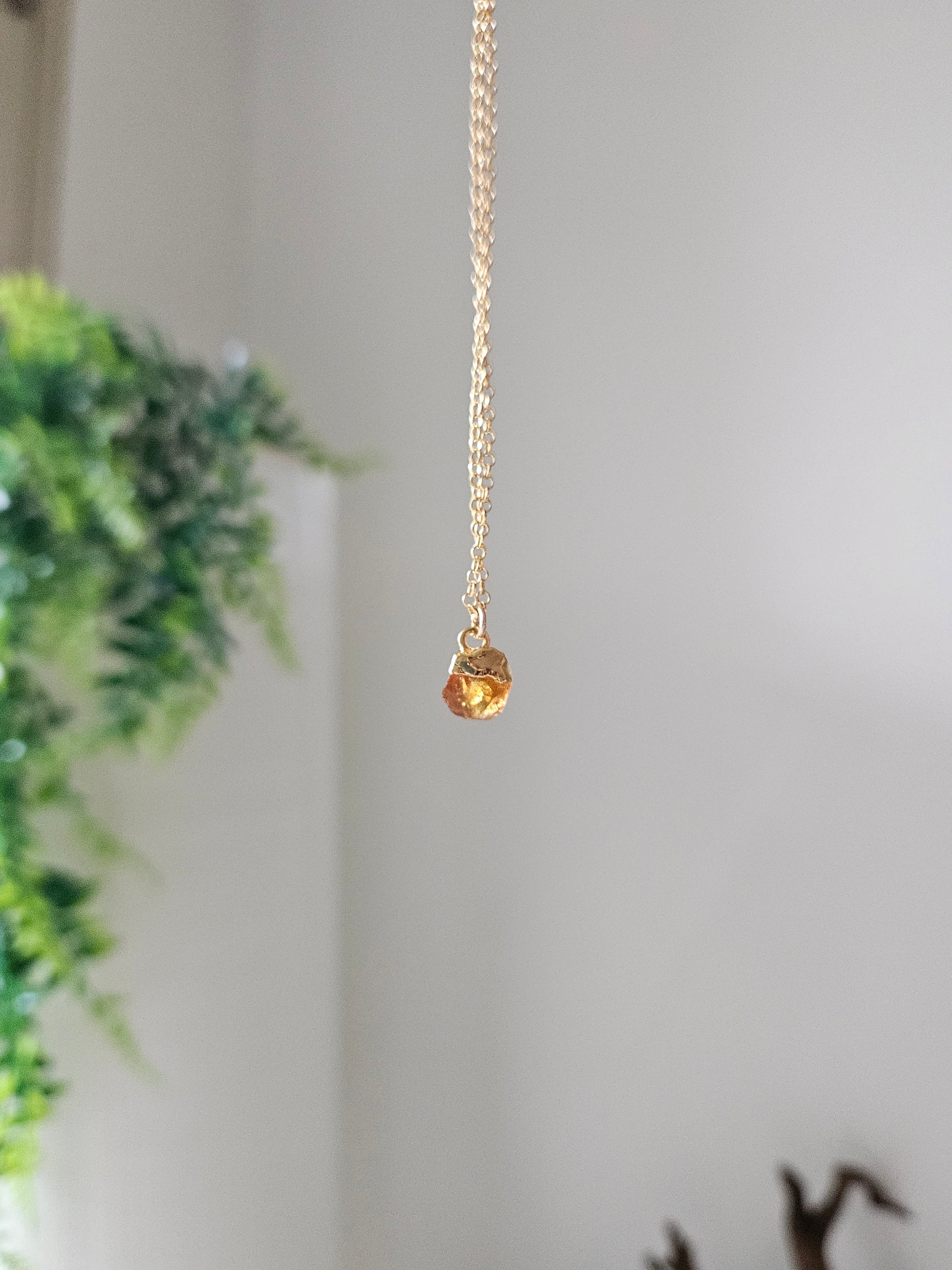 Pendentif minimaliste en pierre naturelle – idée cadeau Noël