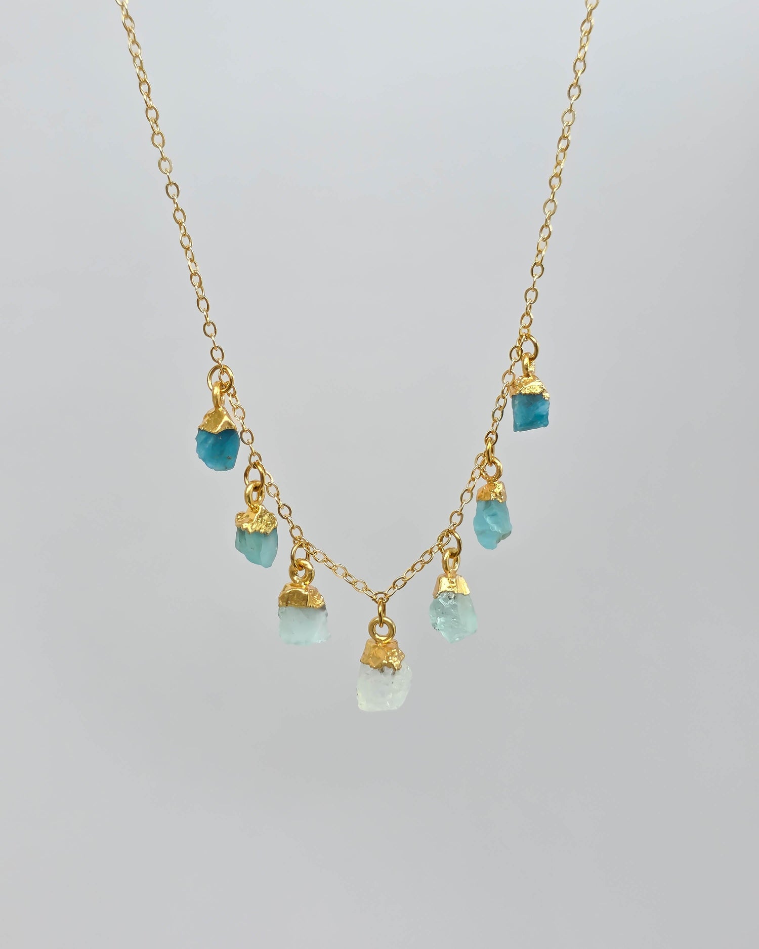 Collier sur mesure et pendentif orné de pierres fines