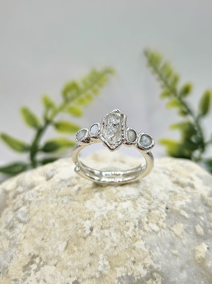 Bague pointe de quartz et puces de lune
